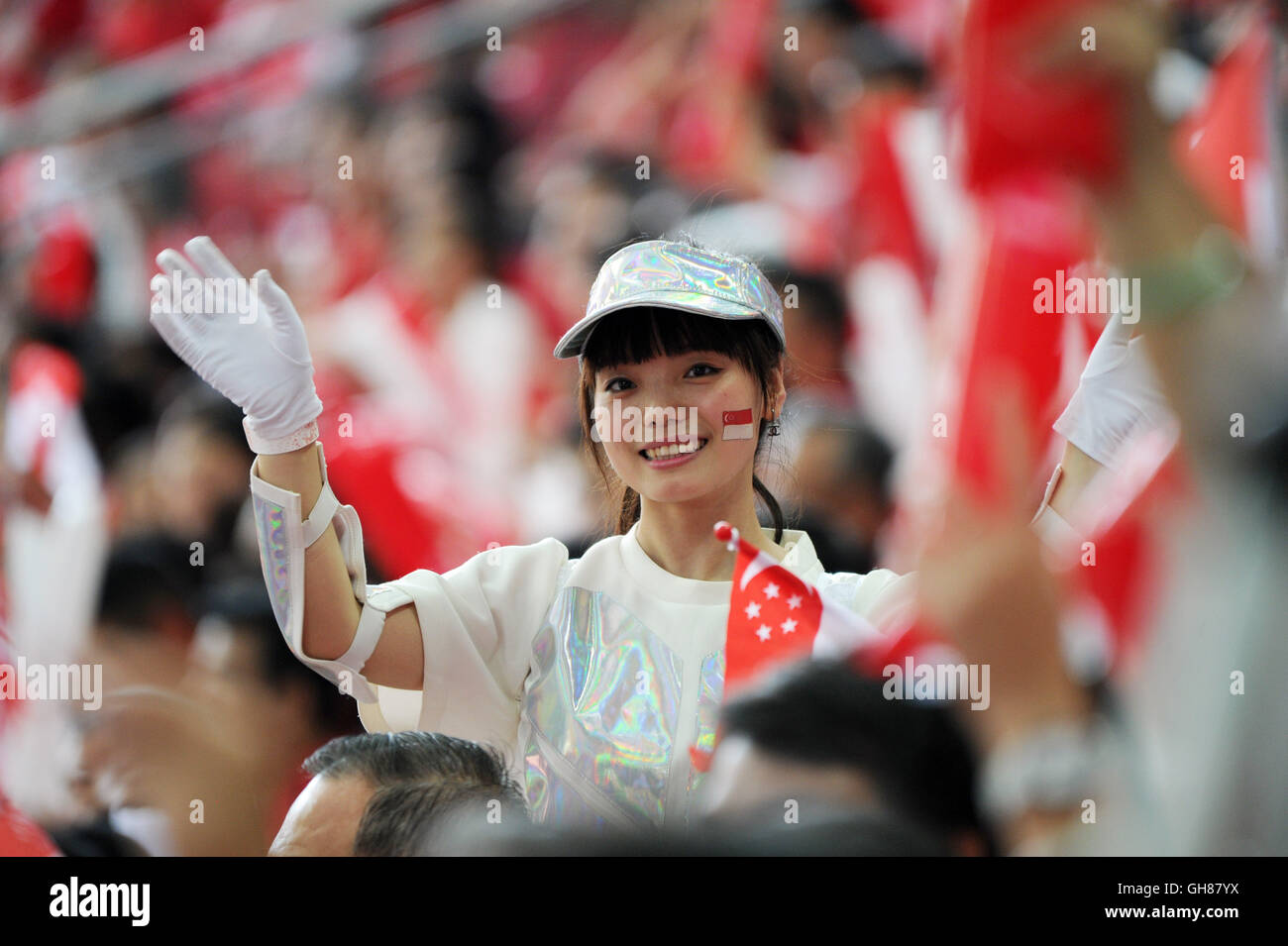 Singapour. 9 Août, 2016. Un bénévole encourage le public à participer à la Journée nationale de Parade qui s'est tenue au Stade National de Singapour, 9 août, 2016. Singapour a célébré son 51e anniversaire de l'indépendance mardi, avec cette année, l'exercice National Day Parade (NPD) se concentrant sur imaginer l'avenir, et unir les Singapouriens dans le prochain chapitre de l'édification de la nation. Credit : Puis Chih Wey/Xinhua/Alamy Live News Banque D'Images