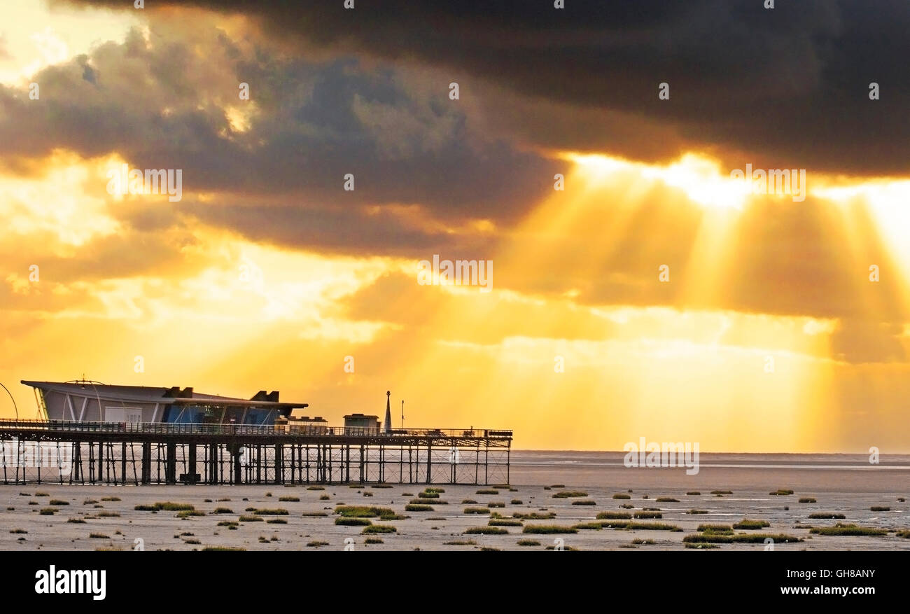 Jetée de Southport, Merseyside, Royaume-Uni. 9 Août, 2016. Après une journée de pluies torrentielles et de fortes rafales de vents, le soleil perce enfin les nuages orageux sur le nord ouest de l'Angleterre. La météo et les températures plus unseasonal a conservé certains touristes loin de la station balnéaire de Southport. Credit : Cernan Elias/Alamy Live News Banque D'Images