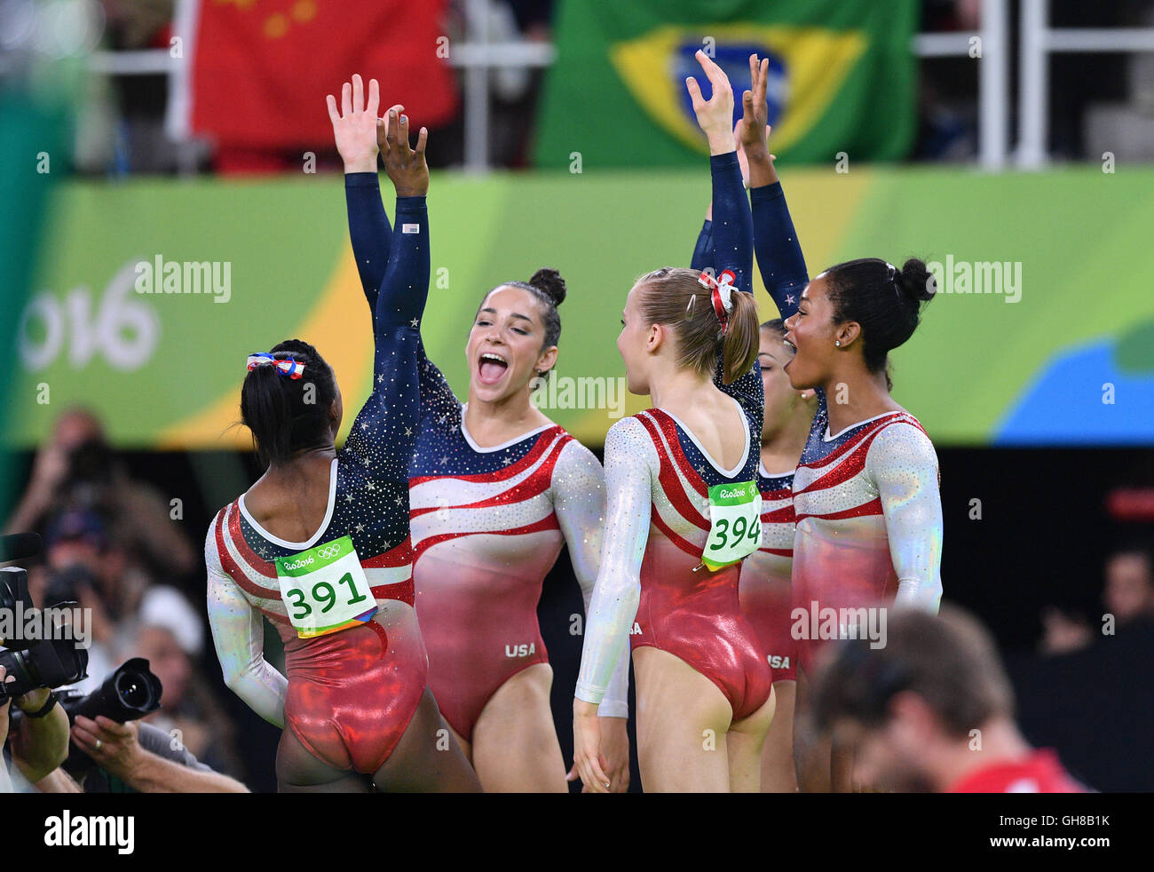 La gymnastique artistique féminine de l'équipe USA célèbre au cours de l'équipe féminine de gymnastique artistique de la Finale des Jeux Olympiques de Rio 2016 à l'Arène Olympique de Rio, Rio de Janeiro, Brésil, 9 août 2016. Rio de Janeiro, Brésil, 9 août 2016. De gauche à droite : Simone Biles, Alexandra Raisman, Madison Kocian, Gabrielle Douglas. Photo : Lukas Schulze/dpa Banque D'Images