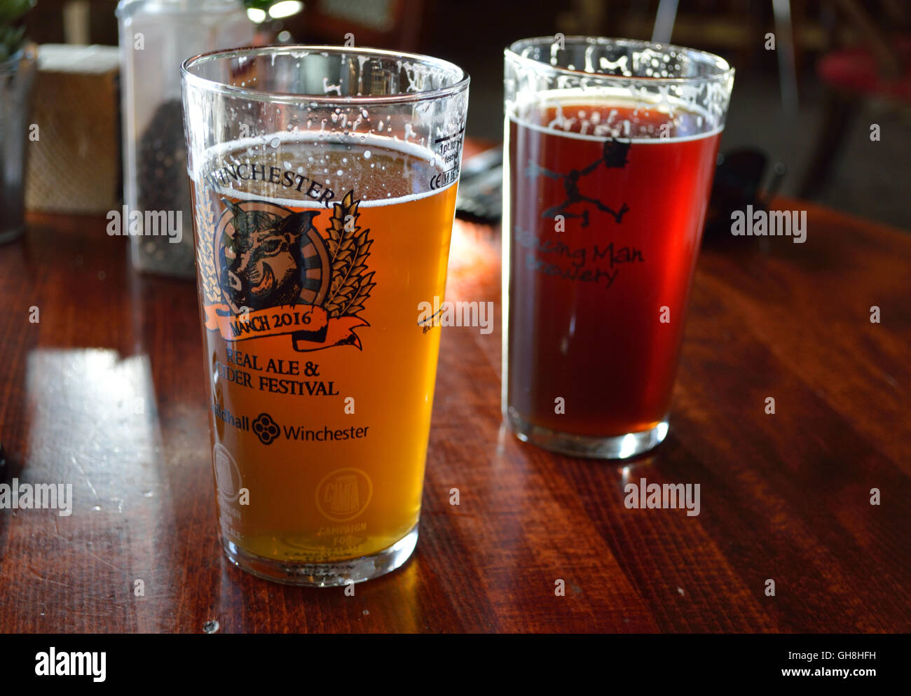 Deux pintes de bière artisanale fraîchement moulu Banque D'Images