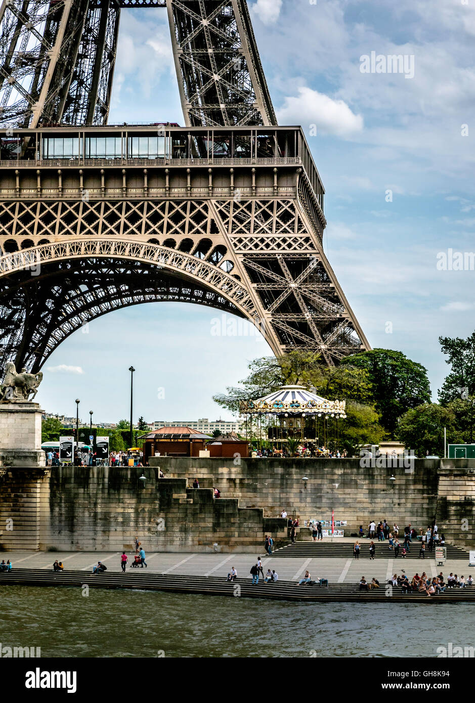 Mai 2016 : les touristes éparpillés le long de la Seine aux piétons bénéficiant d'un printemps agréable en avant de la foule estivale et les vagues de chaleur Banque D'Images