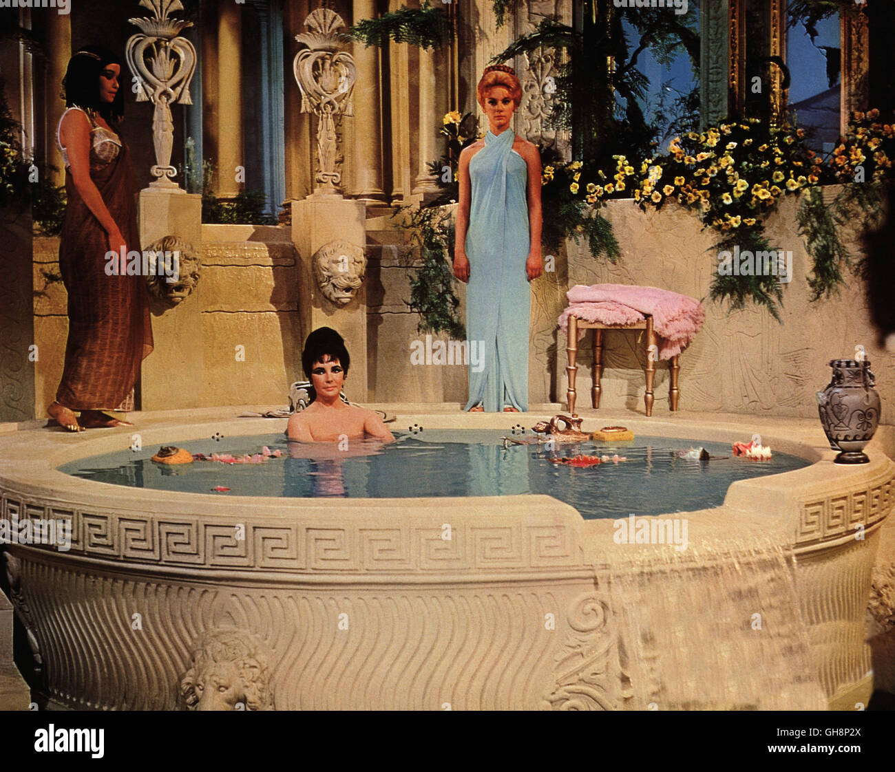 CLEOPATRA Cleopatra / USA 1963 / Joseph L.Mankiewicz, R. Mamoulia Voir : Cléopâtre (Elizabeth Taylor) im Schönheitsbad. Regie : Joseph L.Mankiewicz, R. Mamoulia aka. Cleopatra Banque D'Images
