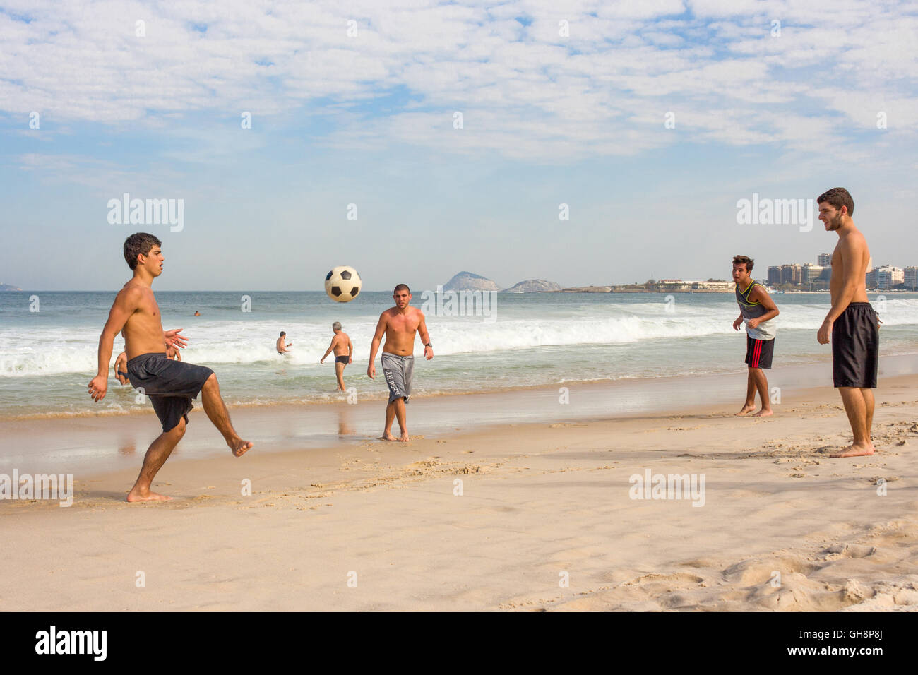 Brésil, Rio de Janeiro, les jeunes jouent au football sur la plage de Copacabana pendant les Jeux Olympiques de 2016 Banque D'Images