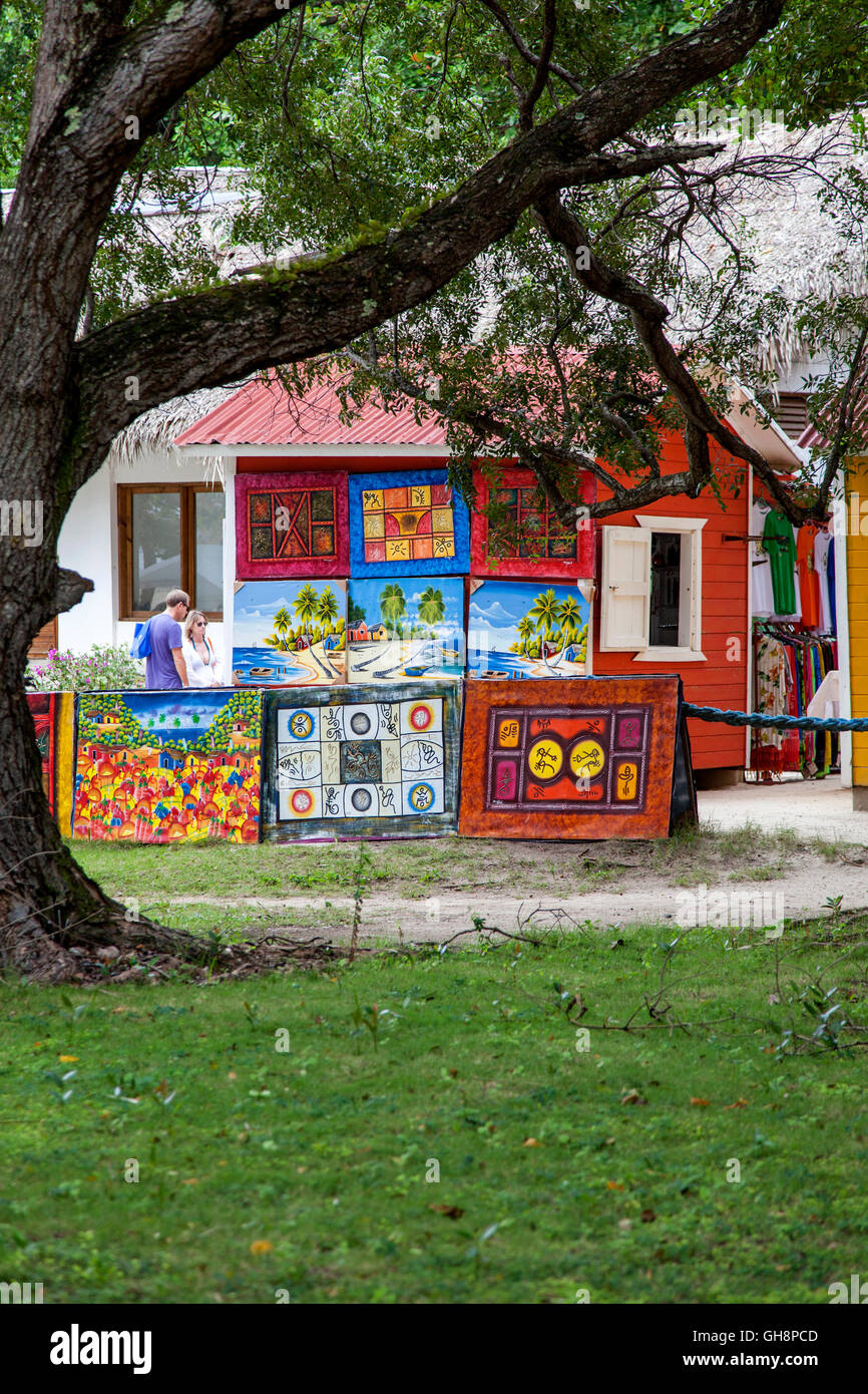 Batiks colorés, peints à la main affichée dans une zone touristique de la République dominicaine. Banque D'Images