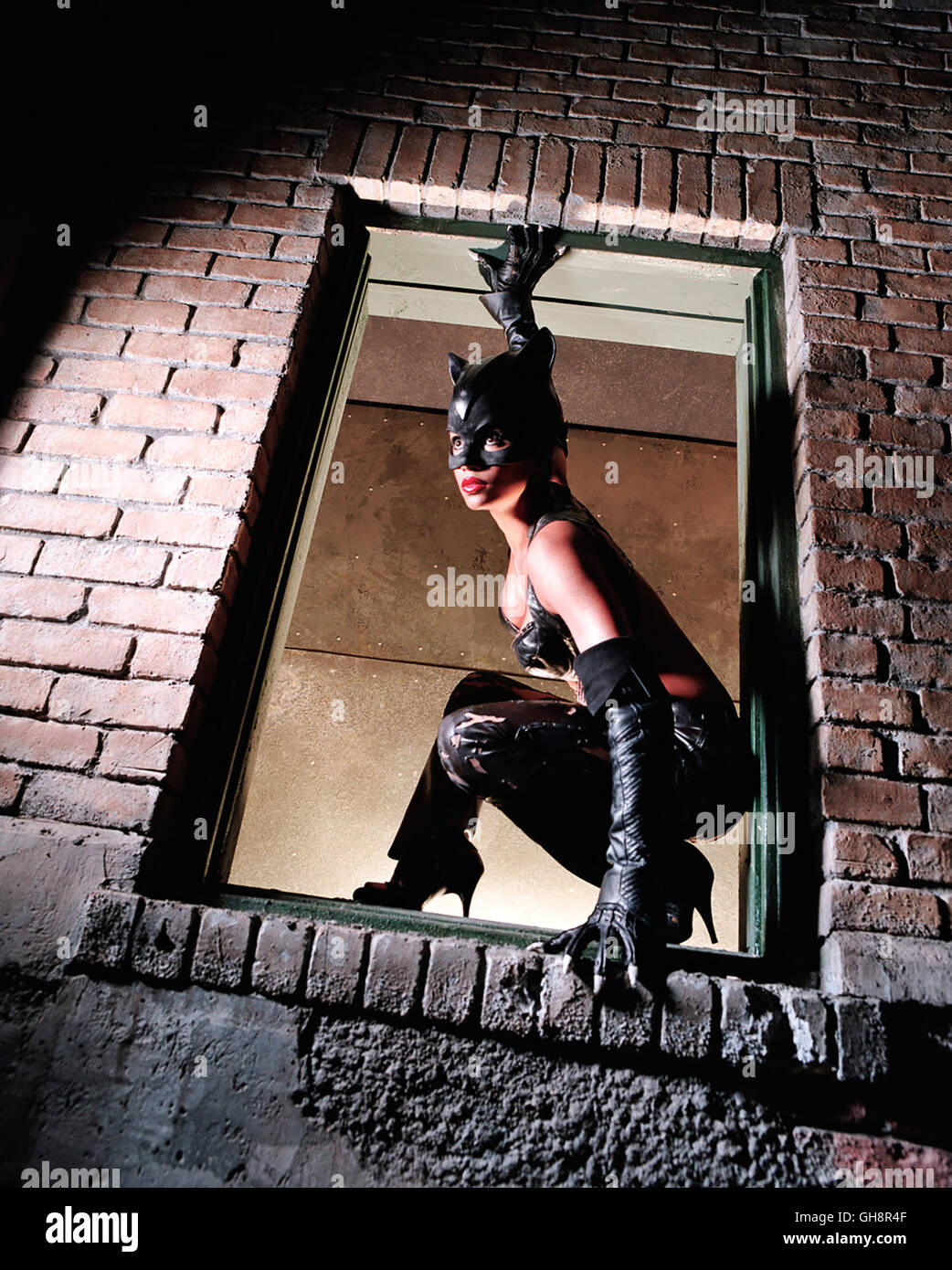 CATWOMAN / USA 2004 / Pitof Patience Philips (Halle Berry) Régie : Pitof Banque D'Images