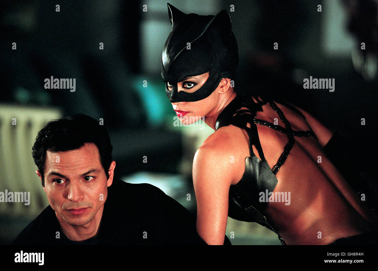 CATWOMAN / USA 2004 / Pitof Tom Lone (BENJAMIN BRATT) und Patience Philips (Halle Berry) Régie : Pitof Banque D'Images