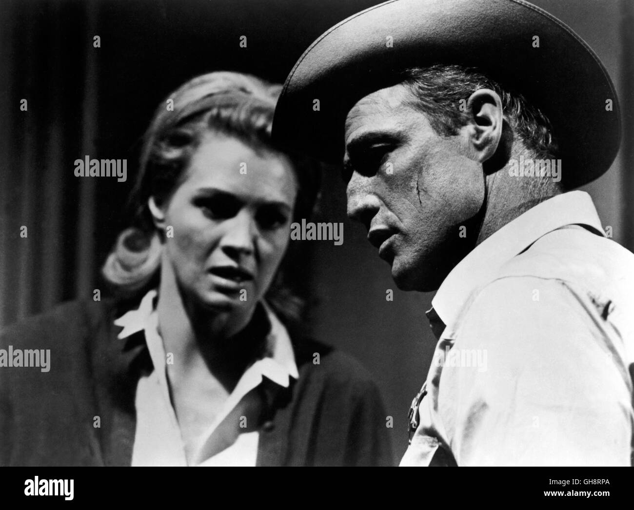 EIN MANN WIRD GEJAGT / Le Chase USA 1966 / Arthur Penn ANGIE DICKINSON (Ruby Calder), Marlon Brando (Sheriff Calder) aka. Le Chase Banque D'Images
