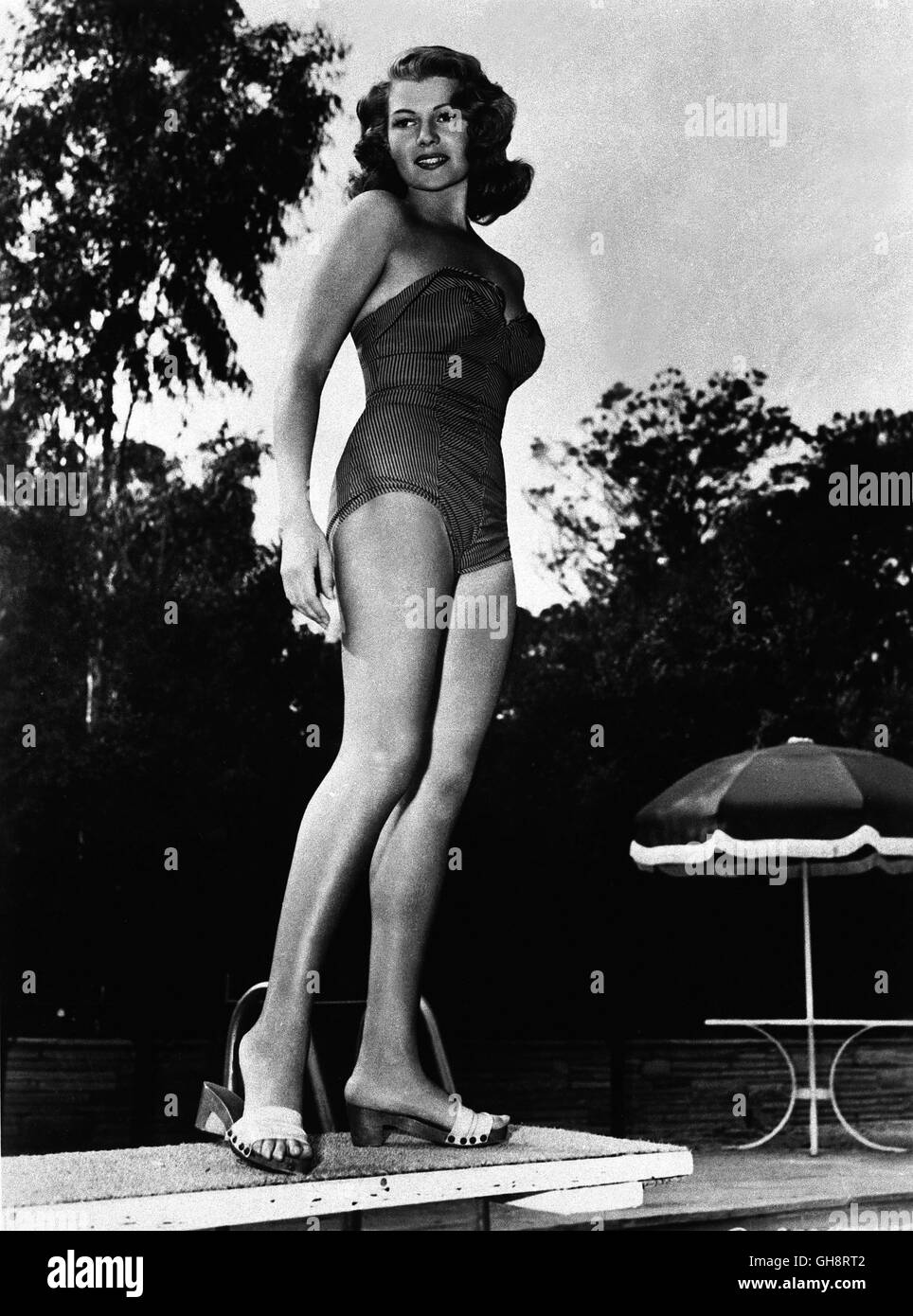 RITA HAYWORTH / Hollywood Diva Rita Hayworth, Mitte der 1940er Jahre, im Badeanzug. Banque D'Images
