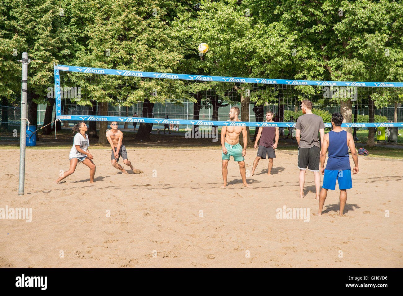 En été, Montréal, Canada - Les gens ont du plaisir à jouer au volley-ball dans le parc Lafontaine. Banque D'Images