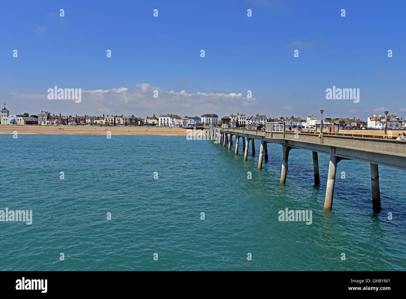 La plage de galets à traiter, sur la Manche, dans la région de Kent comme vu de la jetée, sur une belle journée d'été britannique. Banque D'Images