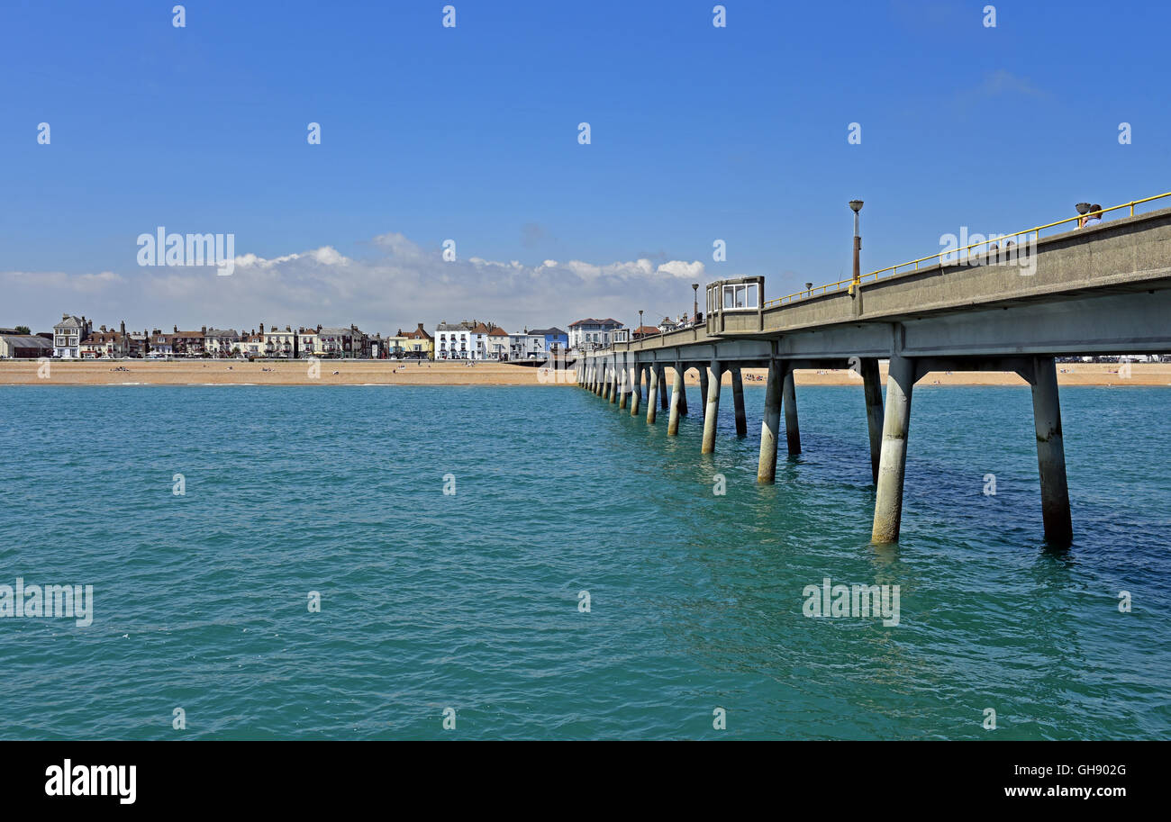 La plage de galets à traiter, sur la Manche, dans la région de Kent comme vu de la jetée, sur une belle journée d'été britannique. Banque D'Images