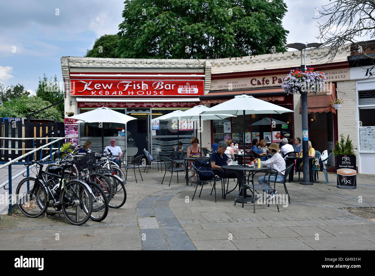 Kew Fish Bar avec des gens assis et de manger à l'extérieur de l'Road Richmond England Angleterre UK Banque D'Images