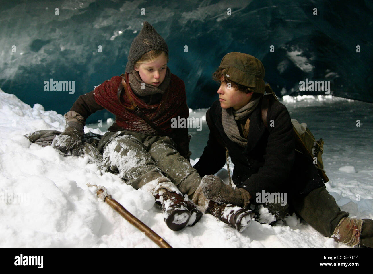 Sanna (JOSEFINA VILSMAIER) und Konrad (FRANÇOIS GÖSKE) finden sich nach einem Sturz völlig erschöpft Eishöhöhle in einer wieder. Regie : Joseph Vilsmaier aka. Bergkristall Banque D'Images