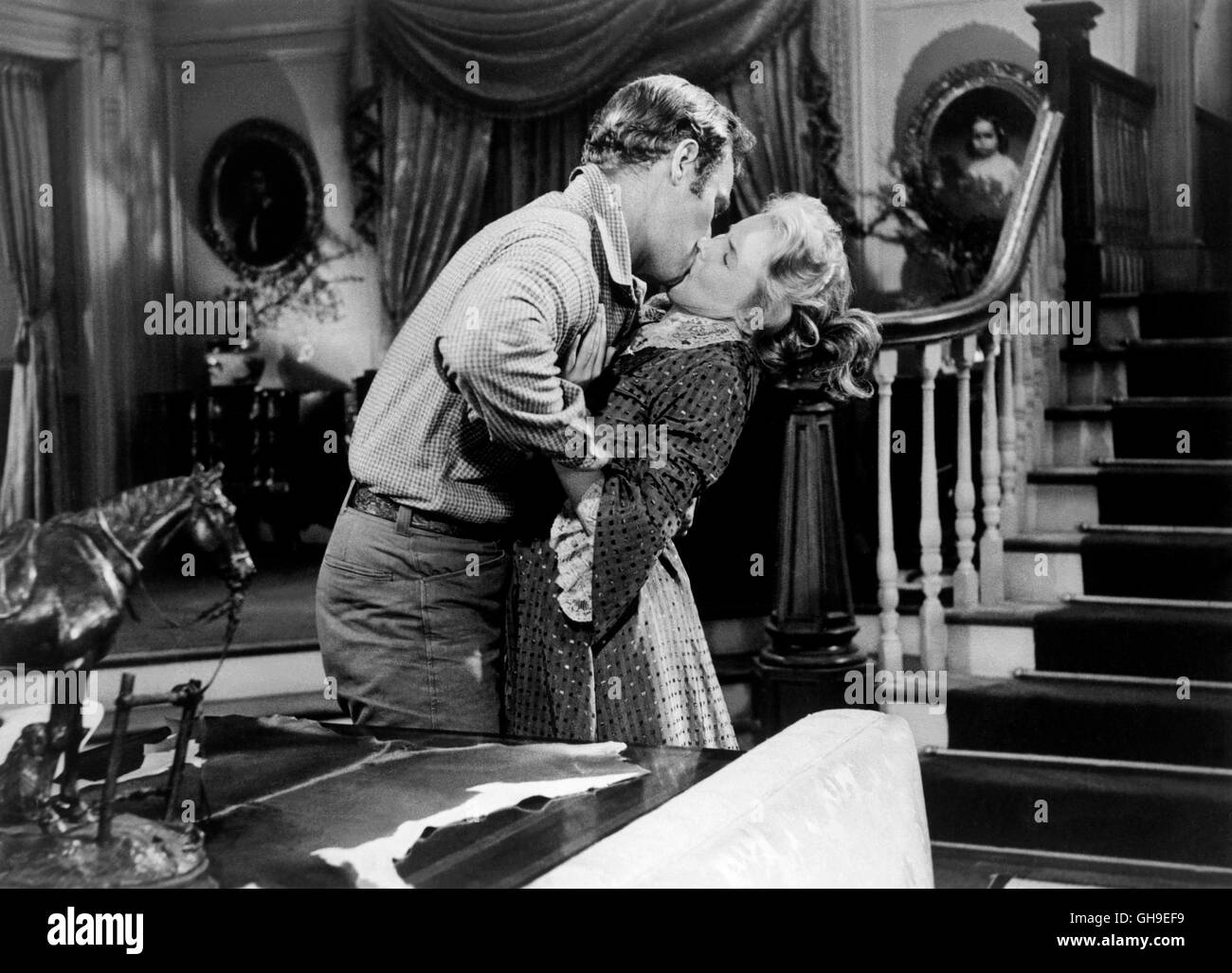 Leech (Charlton Heston) stiehlt einen Kuss von Grands Terrills Tochter Pat (Carroll BAKER). Regie : William Wyler aka. Le grand pays Banque D'Images