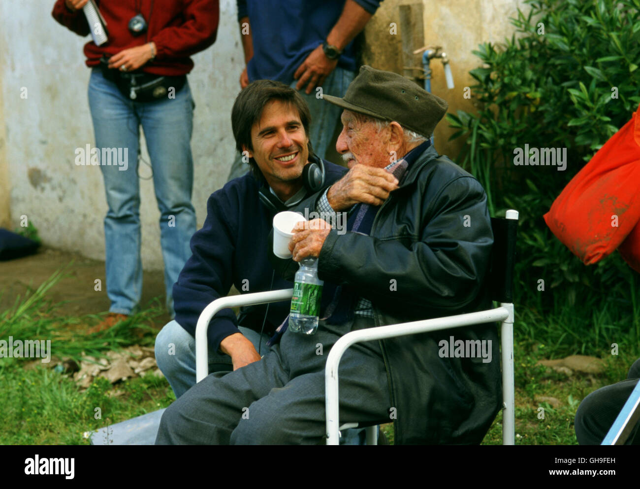 Réalisateur Walter SALLES unterhält sich mit dem Drehpause Alberto Granado während eines. Regie : Walter Salles aka. Diarios de motocicleta Banque D'Images