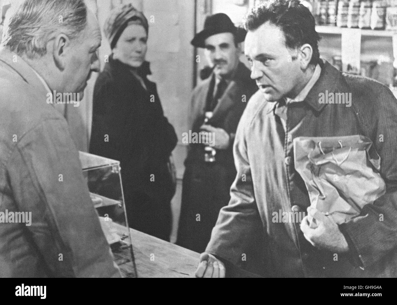 Voir mit EDWARD HARVEY (l'homme dans la boutique), RICHARD BURTON (Alec Leamas), Film Fernsehen, Spionagefilm, 60er Regie : Martin Ritt aka. L'espion qui venait du froid Banque D'Images