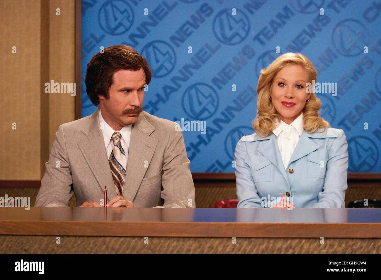 Ron Burgundy (Will Ferrell) n'a pas l'intention de partager l'ancre 24 avec n'importe qui, encore moins une femme comme Veronica Corningstone (Christina Applegate). Film, Fernsehen, Kino, Comedy Comedy Regie : Adam McKay aka. Présentateur : la légende de Ron Burgundy Banque D'Images