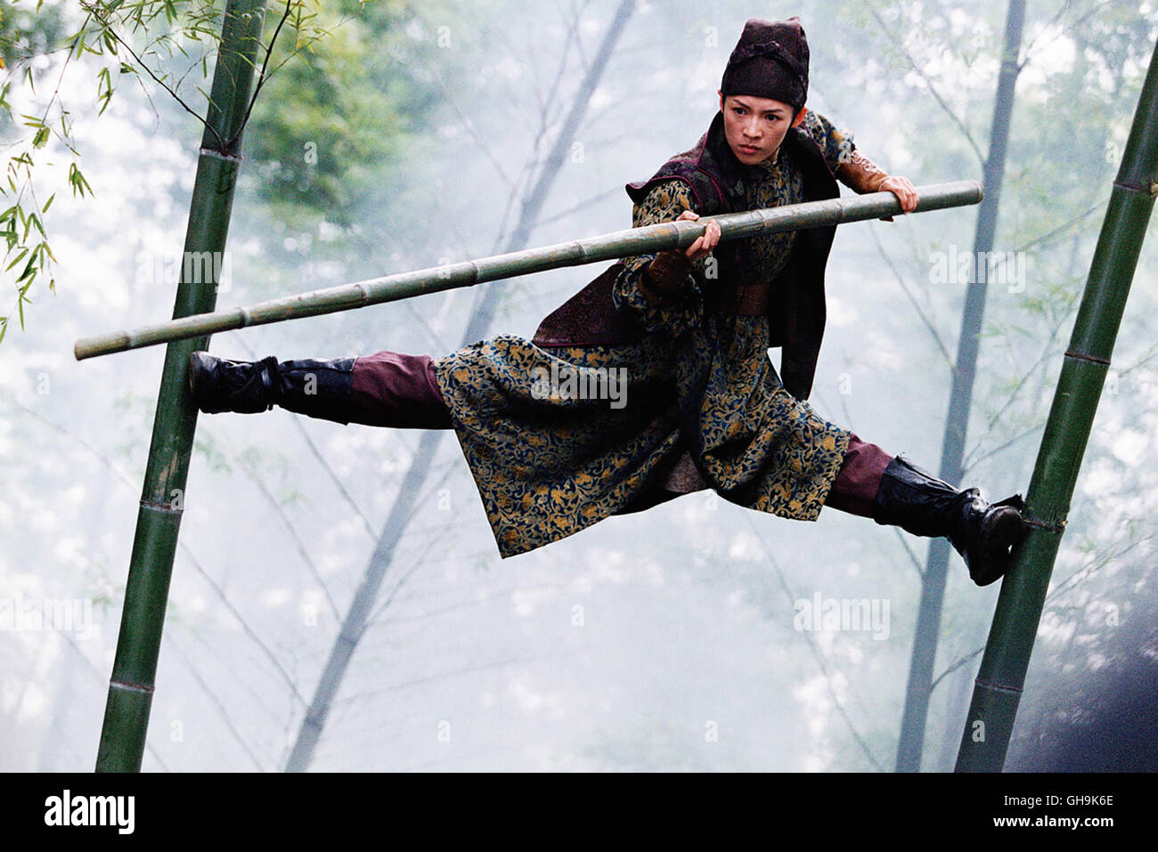 HOUSE OF FLYING DAGGERS Shi mian mai fu Chine/Hong Kong 2004 Zhang Yimou Martial-Art-Kampf : Zhang Ziyi (MEI) dans Actionszene. Film, Fernsehen, Kino, Actionfilm Regie : Zhang Yimou aka. Shi mian mai fu Banque D'Images