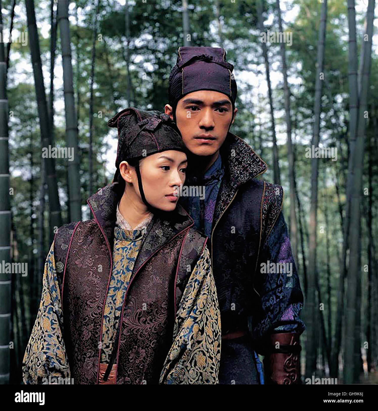 HOUSE OF FLYING DAGGERS Shi mian mai fu Chine/Hong Kong 2004 Zhang Yimou Zhang Ziyi (MEI) et Jin (TAKESHI KANESHIRO), Film Fernsehen, Kino, Actionfilm, Paar Regie : Zhang Yimou aka. Shi mian mai fu Banque D'Images