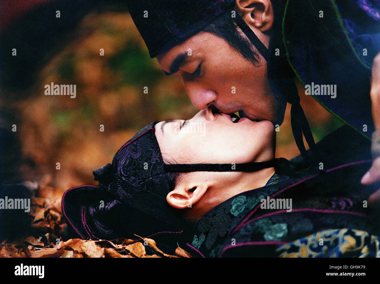 HOUSE OF FLYING DAGGERS Shi mian mai fu Chine/Hong Kong 2004 Zhang Yimou Mei (Zhang Ziyi) et Jin (TAKESHI KANESHIRO) lieben sich. Film, Fernsehen, Kino, Actionfilm, Paar, Kuss Regie : Zhang Yimou aka. Shi mian mai fu Banque D'Images
