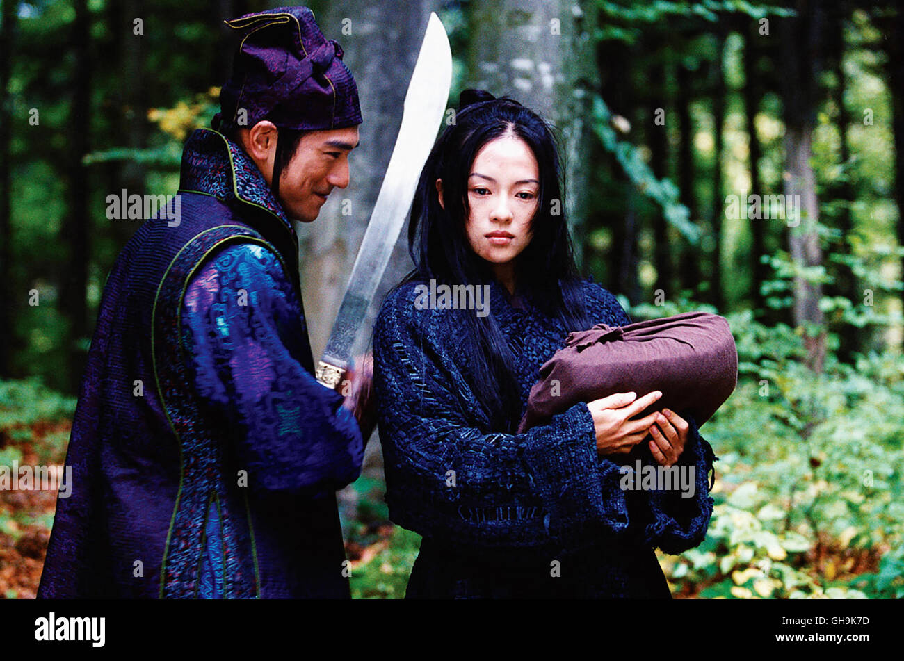 HOUSE OF FLYING DAGGERS Shi mian mai fu Chine/Hong Kong 2004 Zhang Yimou Jin (TAKESHI KANESHIRO, mit Schwert) und Mei (Zhang Ziyi), Film Fernsehen, Kino, Actionfilm, Waffe, Schwert Regie : Zhang Yimou aka. Shi mian mai fu Banque D'Images