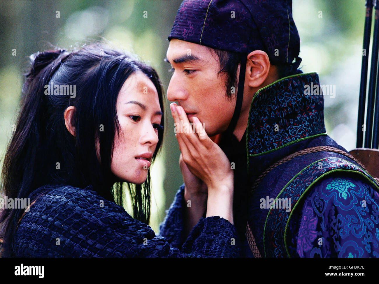 HOUSE OF FLYING DAGGERS Shi mian mai fu Chine/Hong Kong 2004 Zhang Yimou Mei (Zhang Ziyi) et Jin (TAKESHI KANESHIRO), Film Fernsehen, Kino, Actionfilm, Paar Regie : Zhang Yimou aka. Shi mian mai fu Banque D'Images