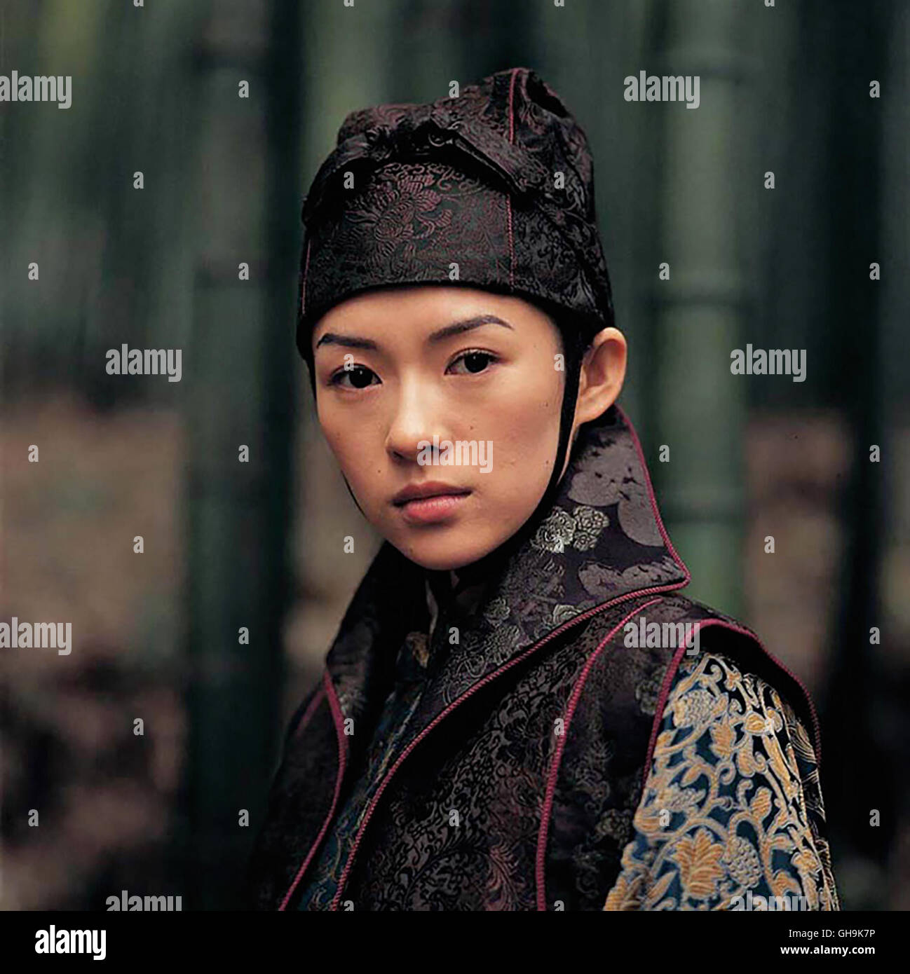 HOUSE OF FLYING DAGGERS Shi mian mai fu Chine/Hong Kong 2004 Zhang Yimou Mei (Zhang Ziyi), Film Fernsehen, Kino, Portrait, Actionfilm Regie : Zhang Yimou aka. Shi mian mai fu Banque D'Images