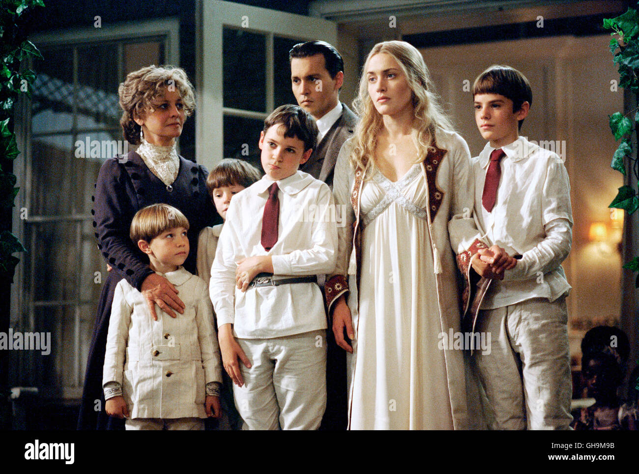 WENN TRÄUME FLIEGEN LERNEN Trouver le Tagagstan UK/USA 2004 Marc Forster Mme du Maurier (Julie Christie), James M. Barrie (Johnny Depp), Sylvia Llewelyn Davies (Kate Winslet) und ihre Söhne Peter (Freddie Highmore), Jack (JOE PROSPERO), George (NICK ROUD) et Michael (LUKE SPILL) Régie : Marc Forster aka. Trouver le Tagagstan Banque D'Images