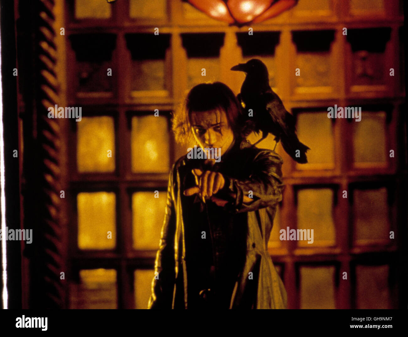 THE CROW : CITY OF ANGELS USA 1996 Tim Pope Ashe Croven (Vincent PEREZ) mit einer Krähe. Erzeugt mit der Version de Démonstration des écrivains Légende II. Regie : Tim Pope Banque D'Images