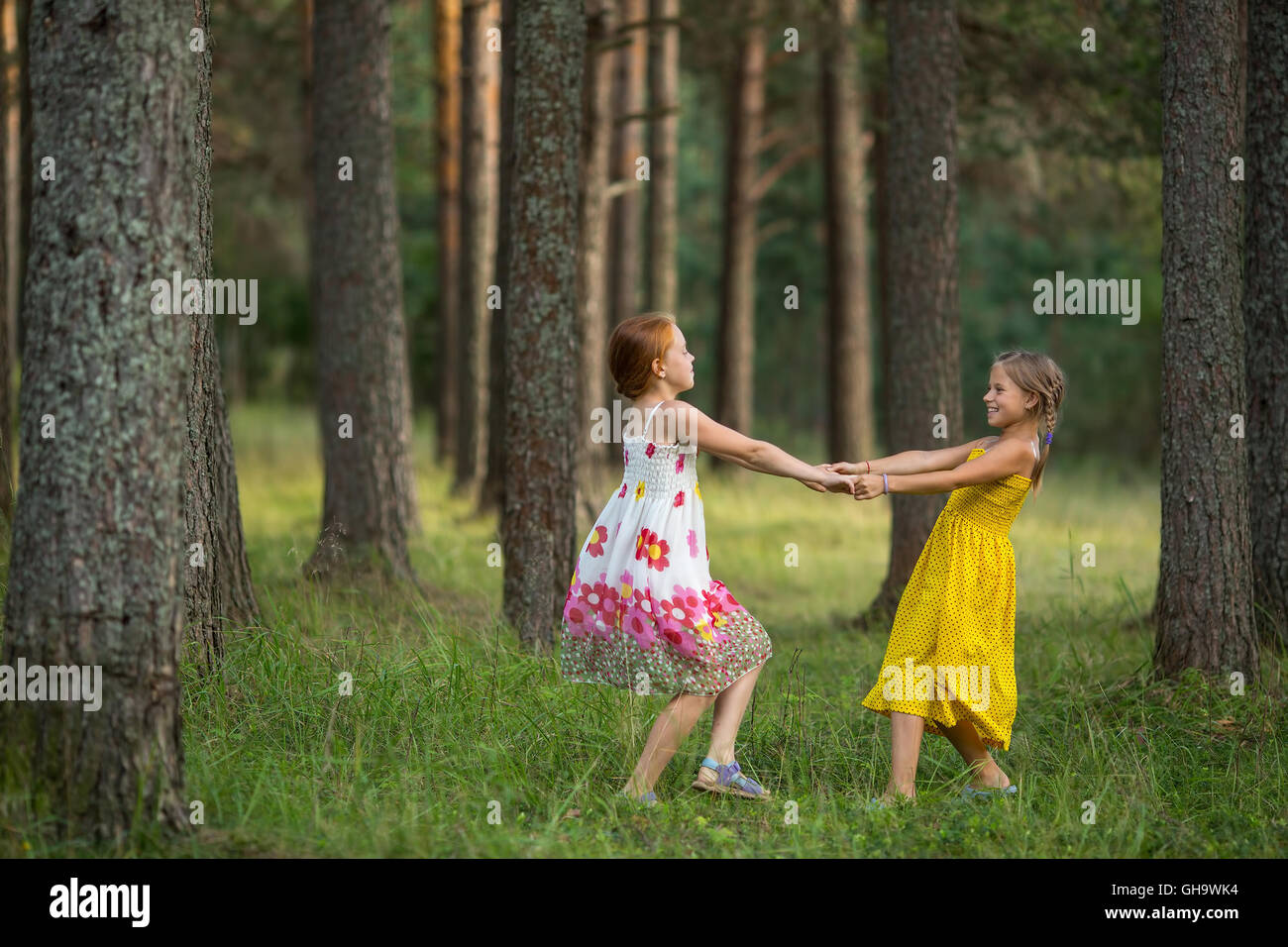 Deux mignonnes petites filles de s'amuser ensemble jouant dans un parc. Banque D'Images