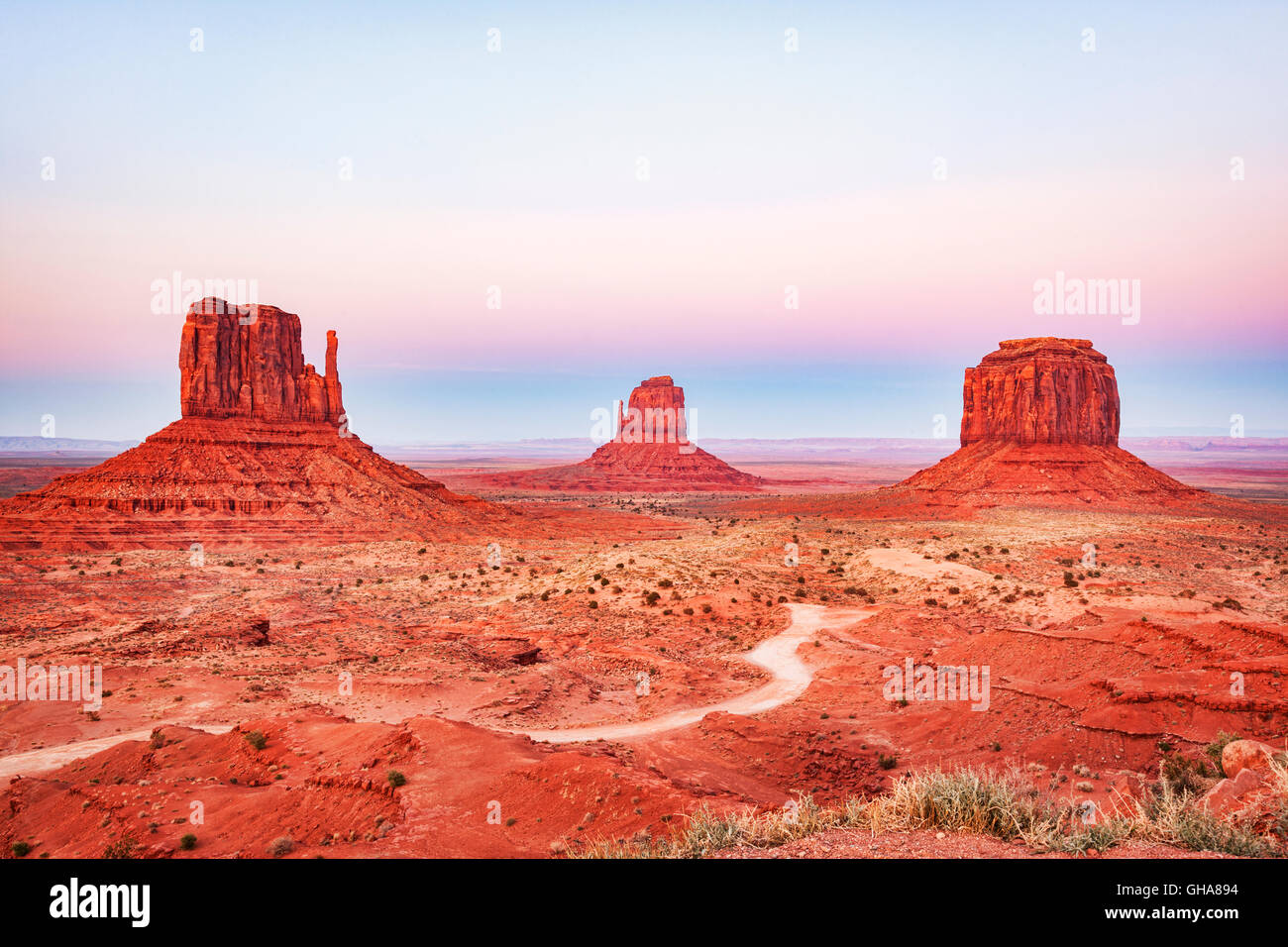 Merrick Butte et le Mitten Buttes, Monument Valley, Arizona, USA Banque D'Images