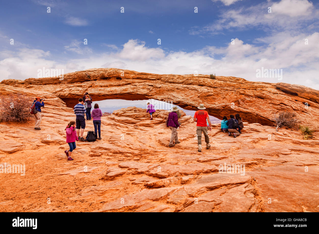 Les touristes à la Mesa Arch, une Arche-de-poule dans l'île dans le ciel domaine de Canyonlands National Park, Utah, USA Banque D'Images