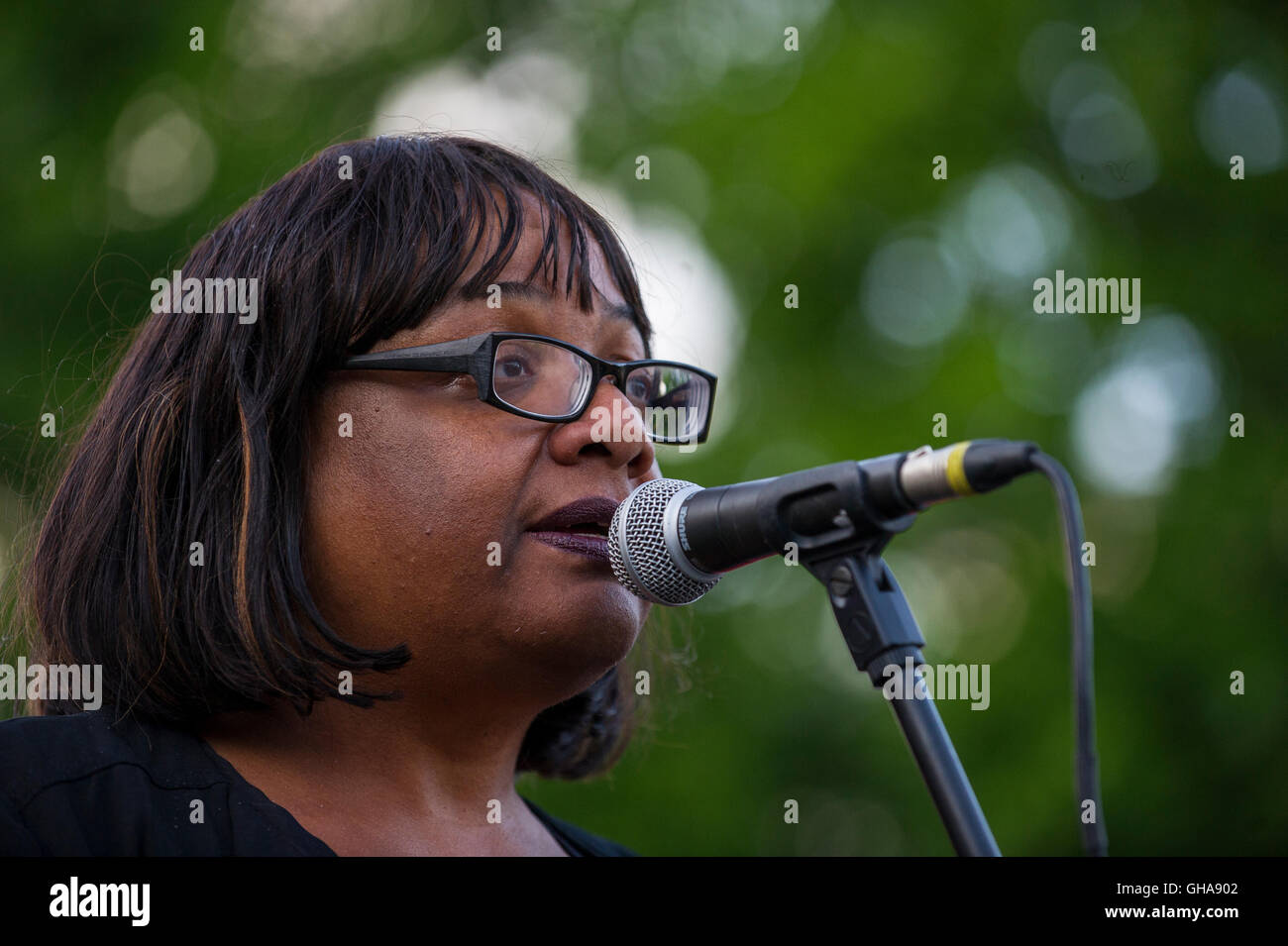 Diane Abbott s'adresse à la foule lors d'un rallye Jeremy Corbyn à Bristol. Banque D'Images