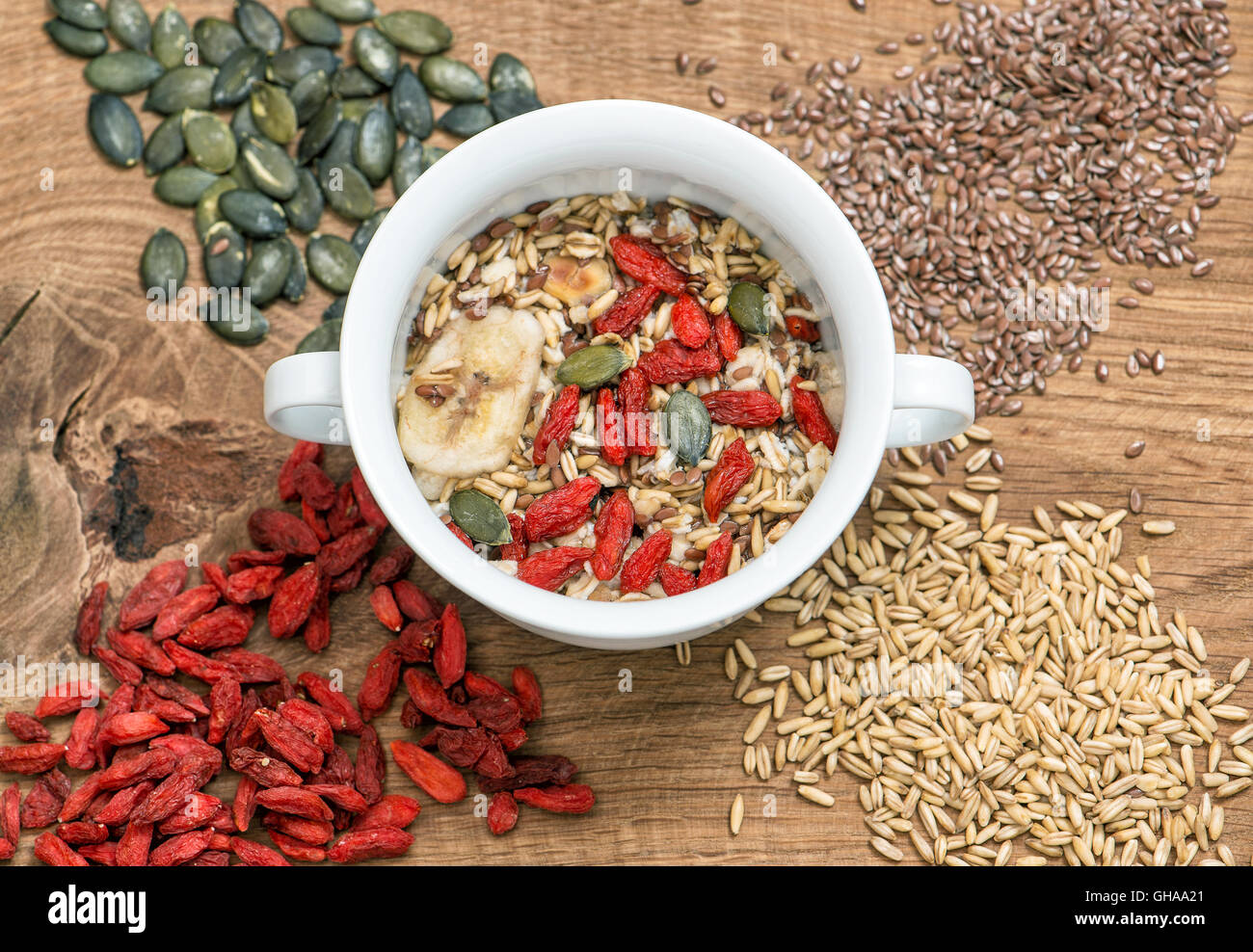 De l'air en bonne santé. Avoine avec les baies de goji, lin, crapet-soleil. Petit-déjeuner Muesli Banque D'Images