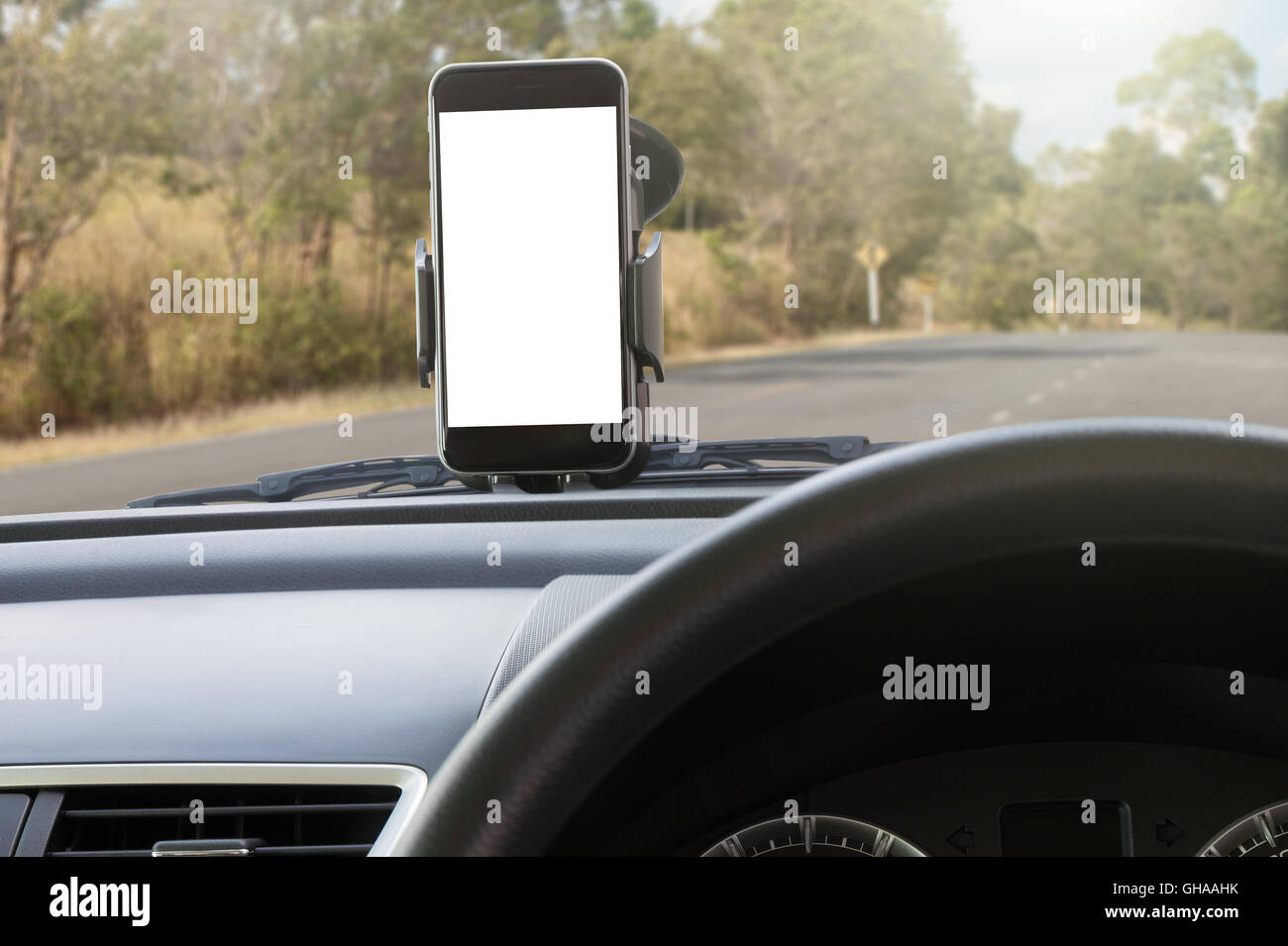 Téléphone portable et porte-montés en voiture on rural road Banque D'Images