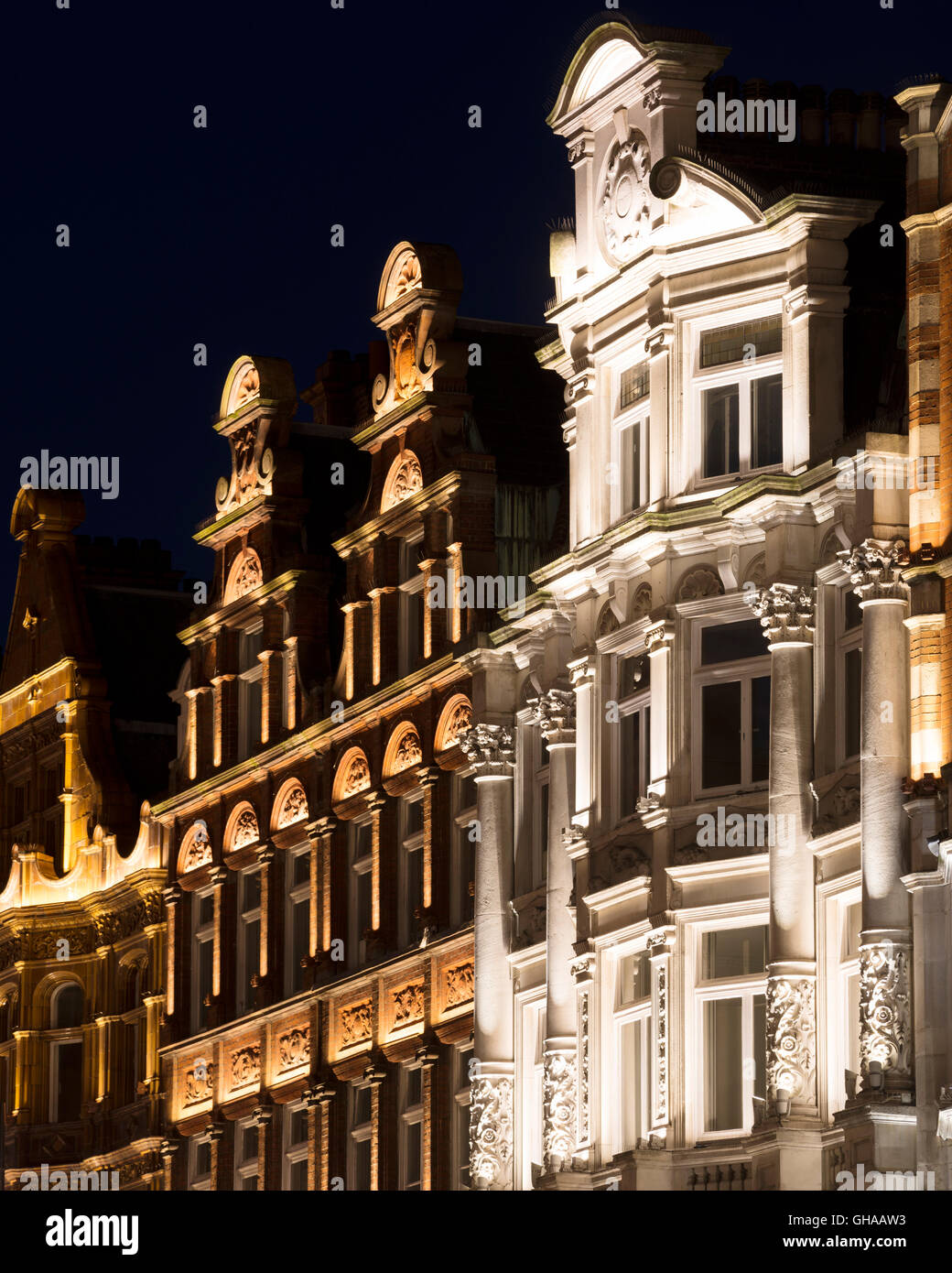 Détail façade sur Brompton Road. Knightsbridge Estate Éclairage, Londres, Royaume-Uni. Architecte : GIA Équation, 2014. Banque D'Images