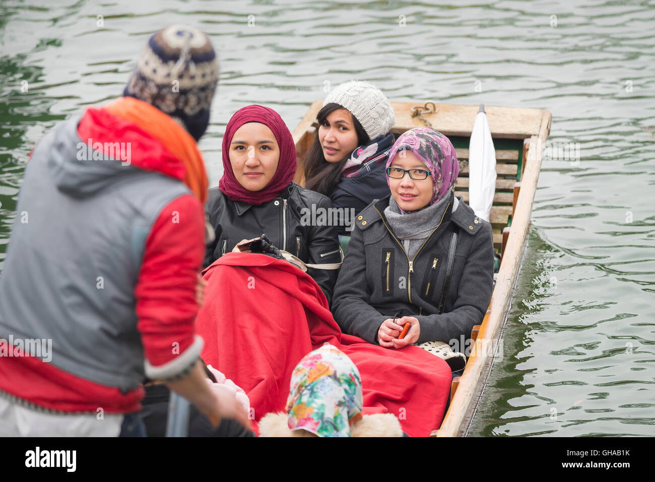 Sur un début de matinée de printemps à Cambridge, UK, les touristes prendre un voyage dans un punt sur la rivière Cam. Banque D'Images