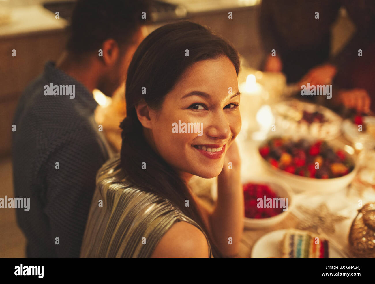 Portrait of smiling woman at Candlelight Dinner Party Banque D'Images
