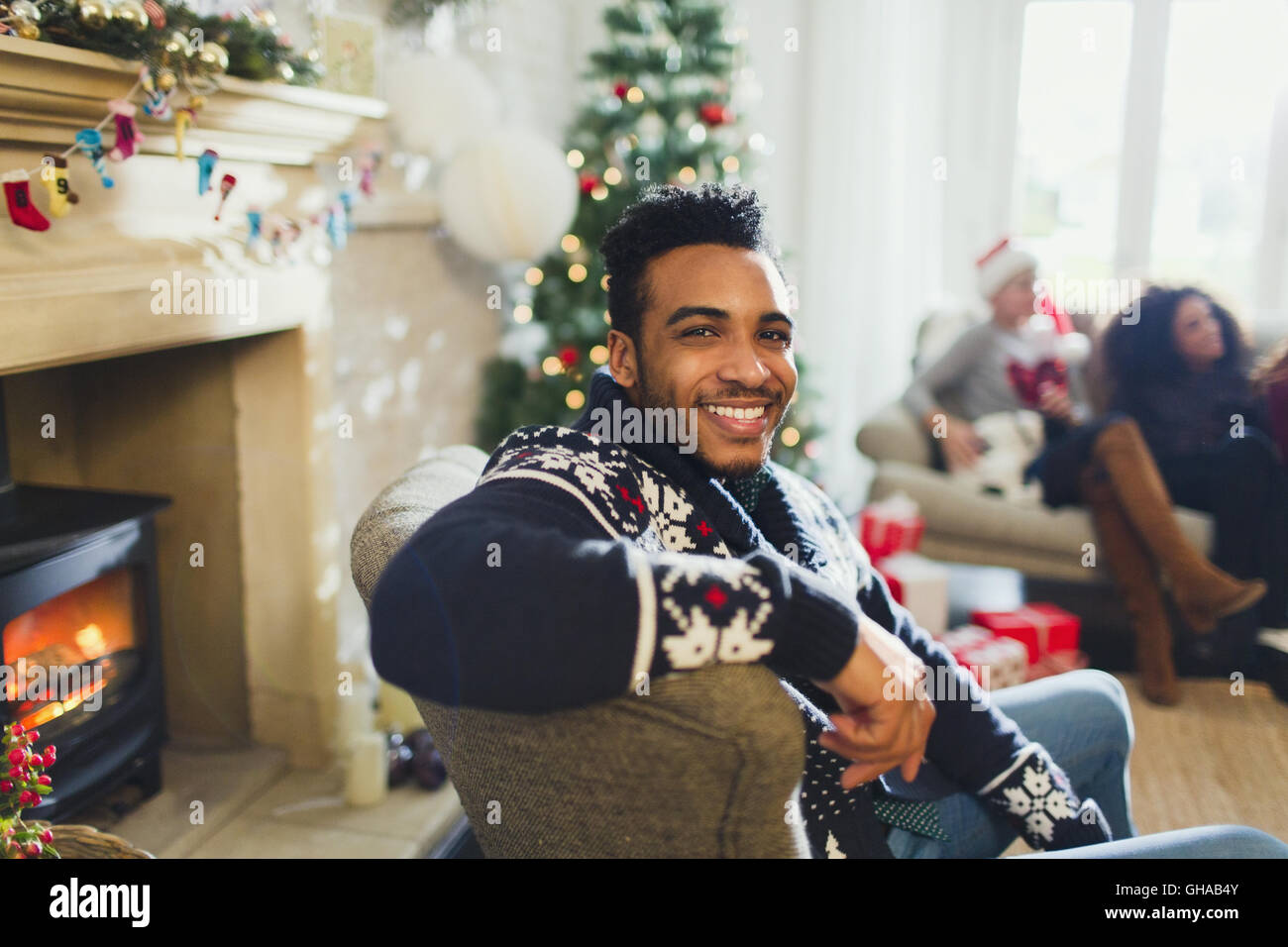 Portrait of smiling man bénéficiant de Noël dans la salle de séjour Banque D'Images