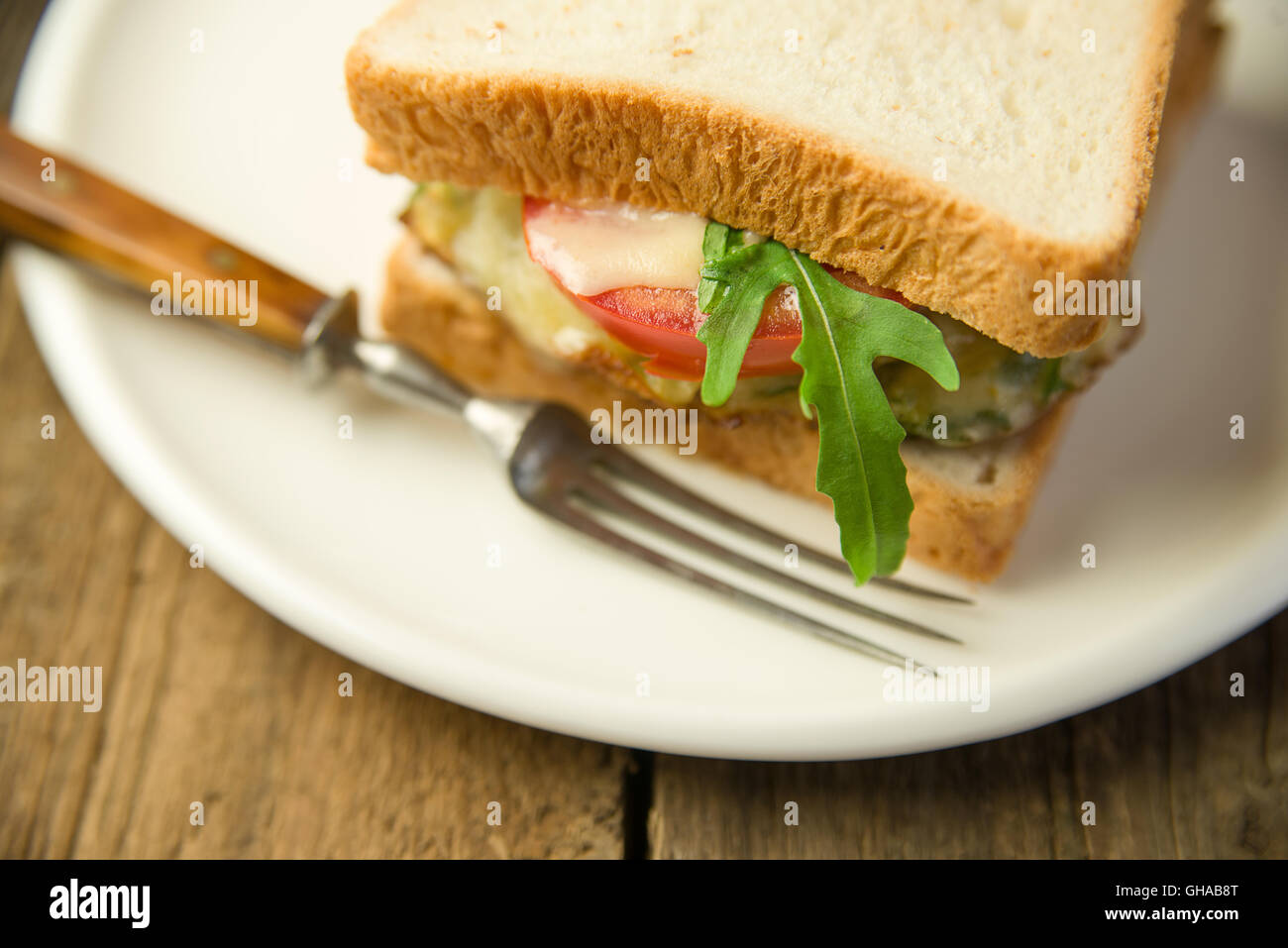 Sandwich avec des légumes sur une escalope et plaque blanche Banque D'Images