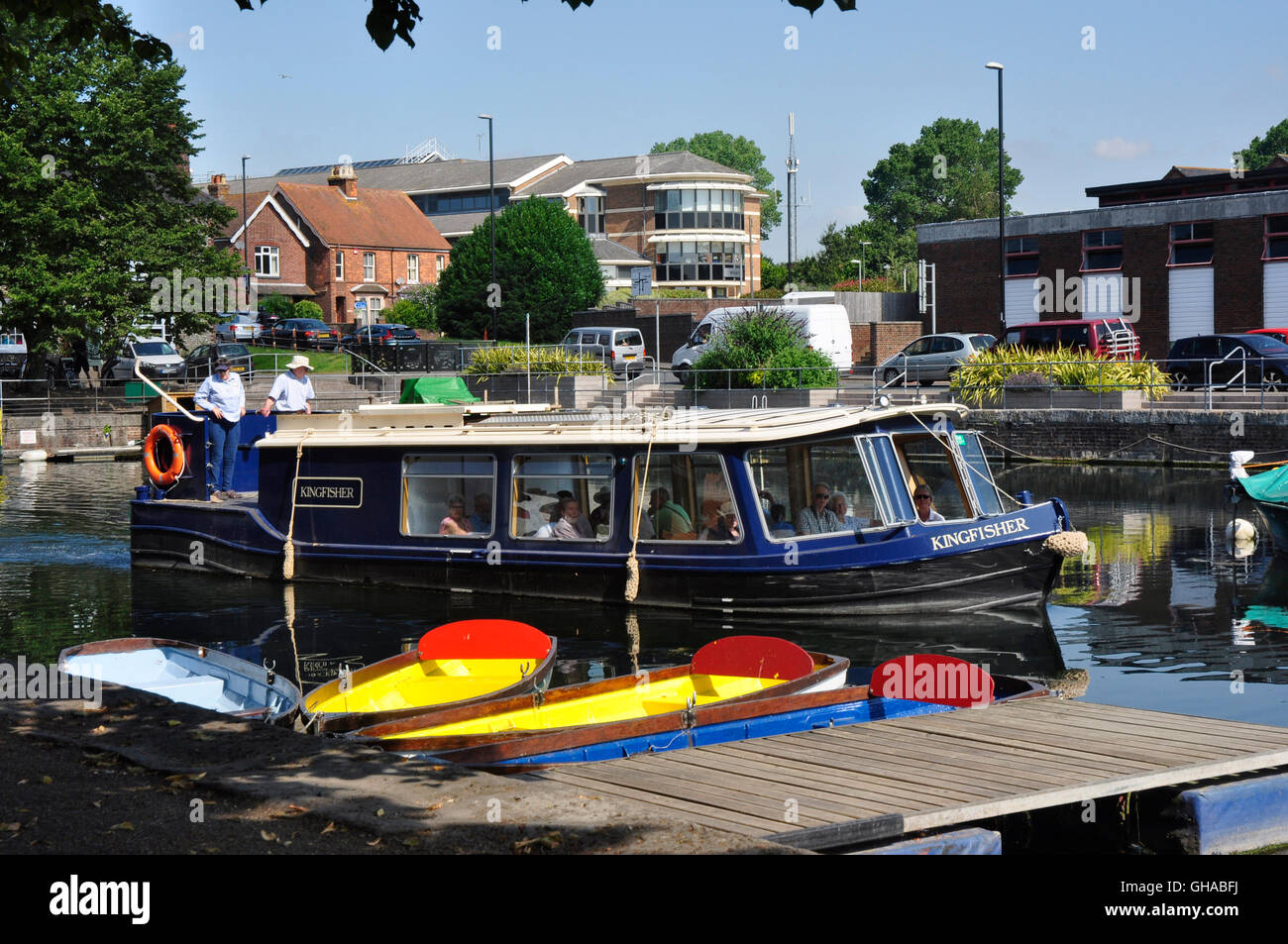 Chichester - bassin du canal - la lumière du soleil et les ombres - bateaux amarrés - Réflexions - bateau de croisière touristique à Chichester Harbour Banque D'Images