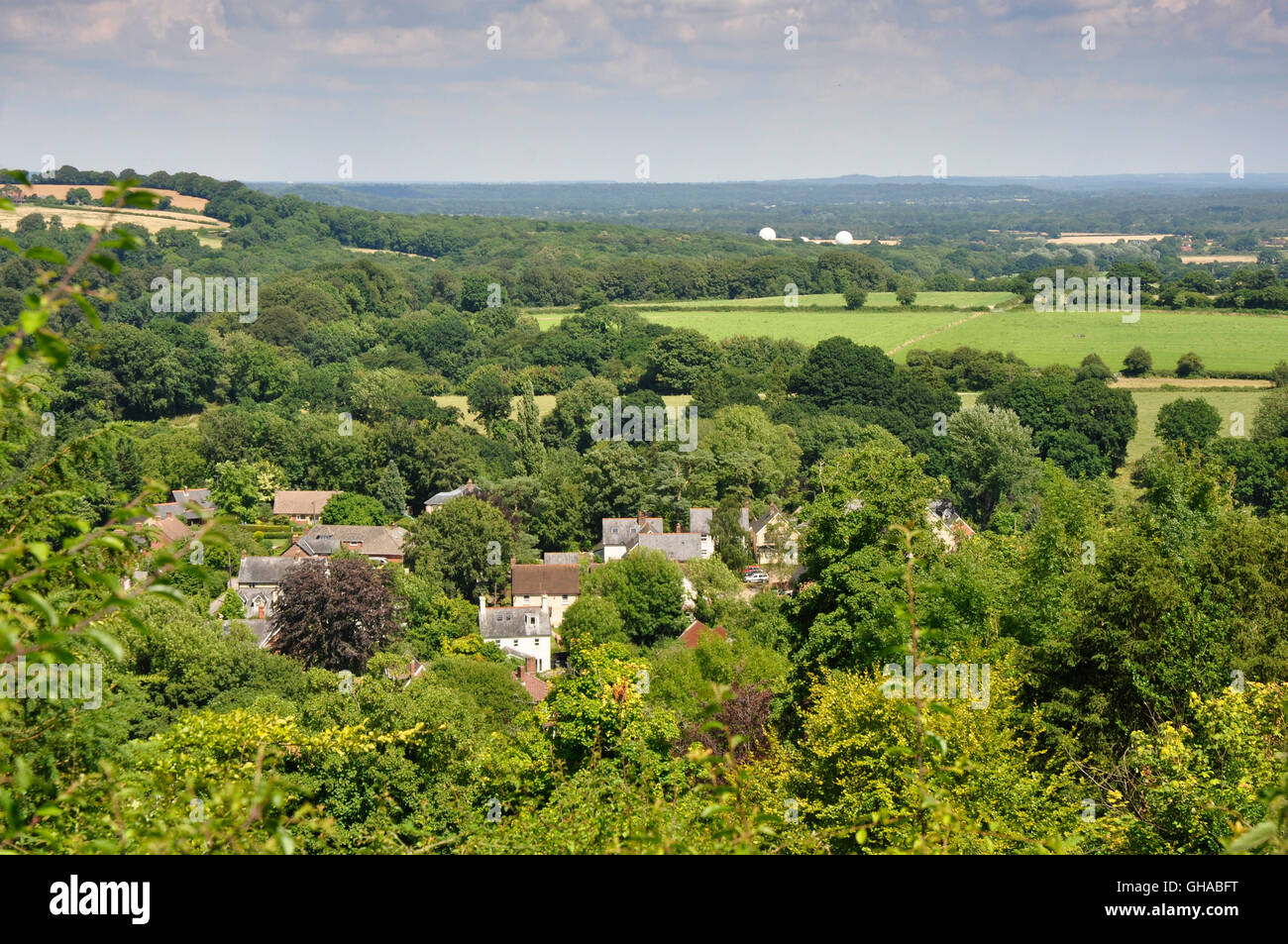 Hampshire - vue sur les toits du village Selborne - nichée dans les arbres matures en plein été, le soleil chaud - feuille Banque D'Images