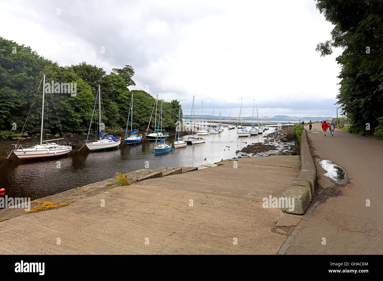 L'exécution dans l'amande de la rivière Firth of Forth à Cramond, Édimbourg. Banque D'Images