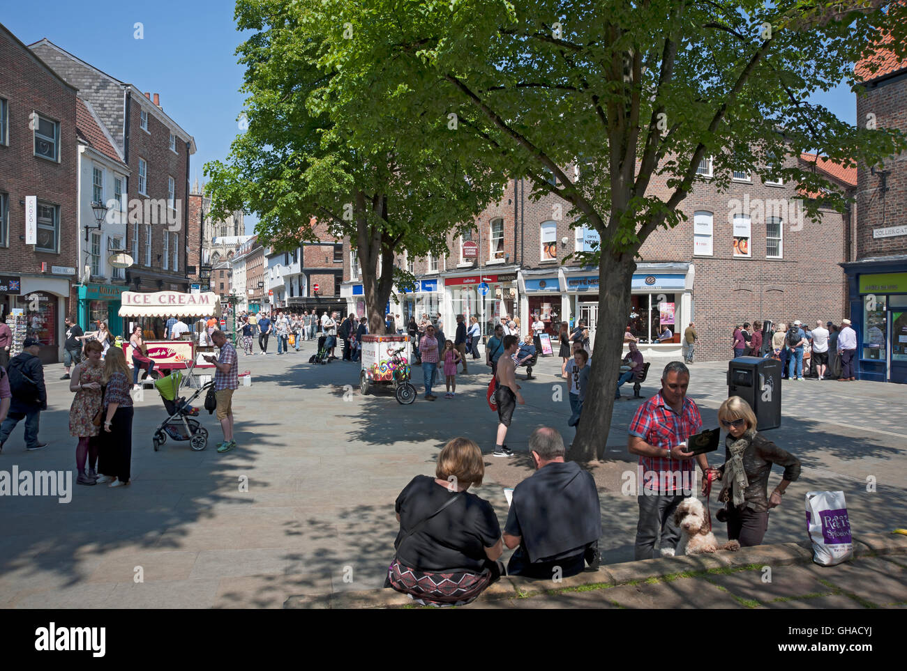 Les touristes les visiteurs apprécient le soleil d'été dans le centre ville Kings Square York North Yorkshire Angleterre Royaume-Uni GB Grande-Bretagne Banque D'Images