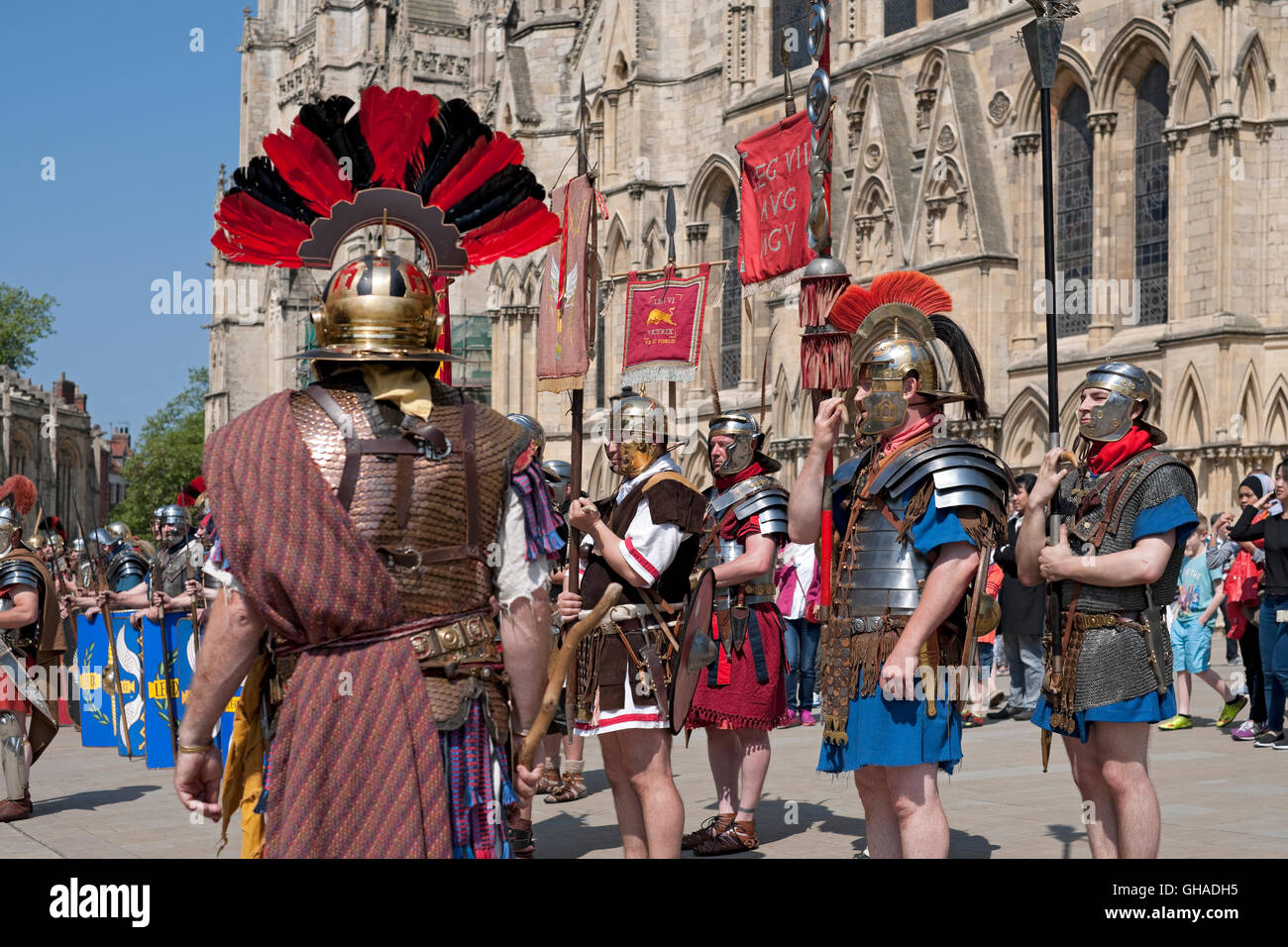 Hommes vêtus de soldats à l'extérieur du Minster au festival romain en été York North Yorkshire England Royaume-Uni GB Grande-Bretagne Banque D'Images