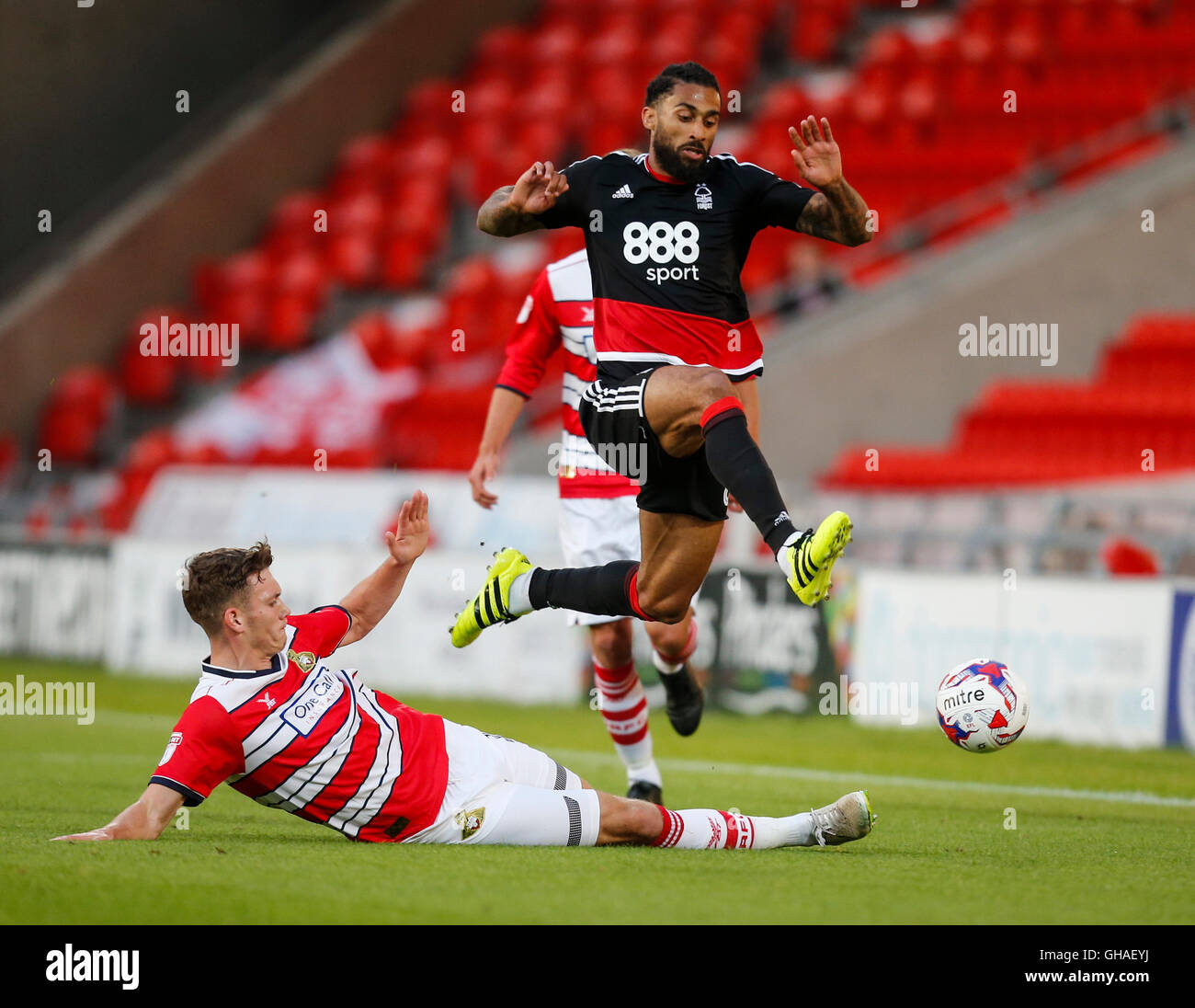 Doncaster Rovers' Joe Wright (à gauche) et Nottingham Forest's Armand Traore bataille pour la balle durant le premier tour de pari le ciel à l'EFL Cup Stade Keepmoat, Doncaster. Banque D'Images