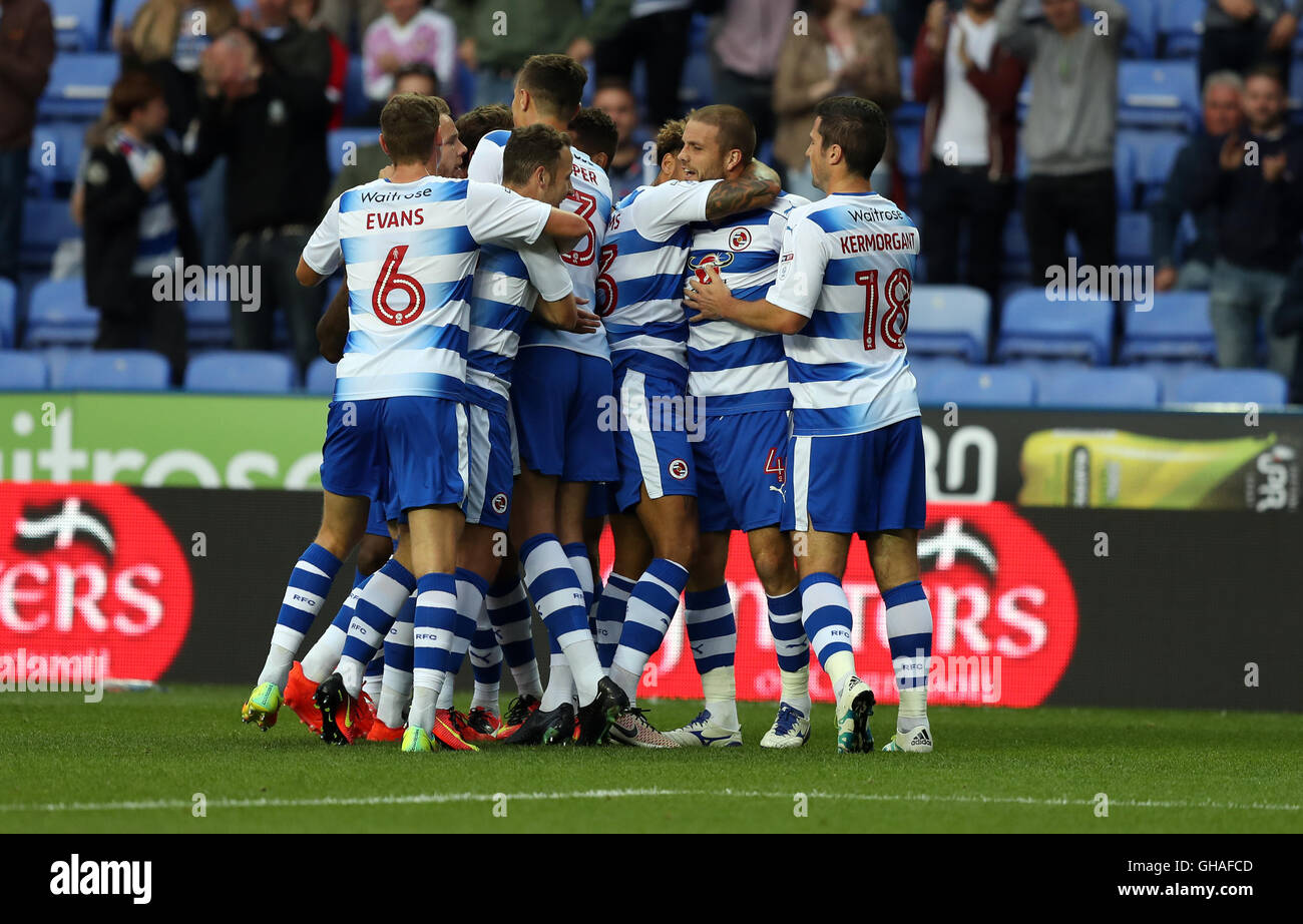 La lecture Joey van den Berg (deuxième à droite) célèbre avec ses coéquipiers après qu'il dirige l'ouverture accueil but du jeu au cours de la première série de match pari le ciel à l'EFL Cup stade Madejski, lecture. Banque D'Images