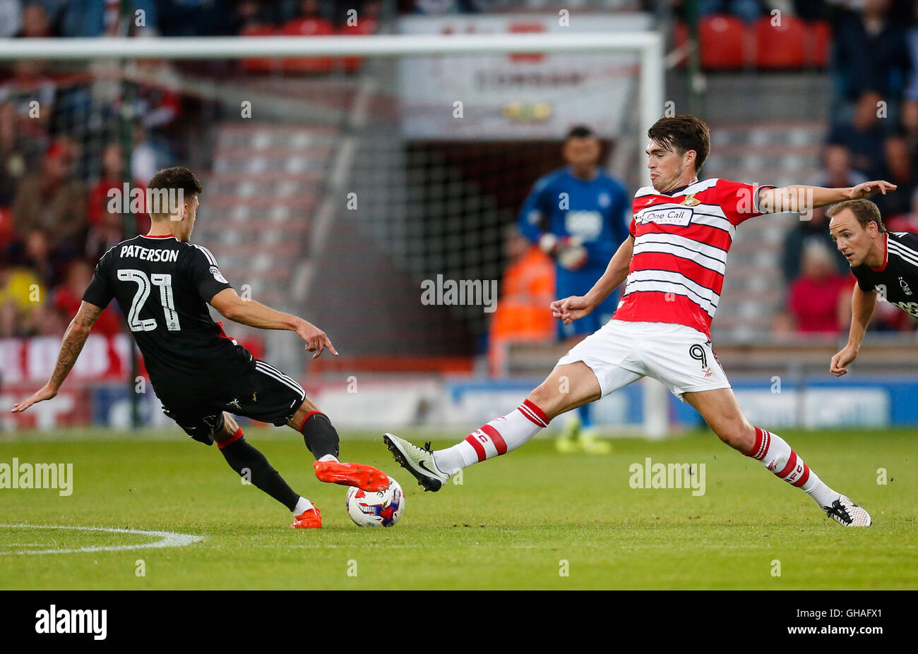 Nottingham Forest's Jamie Paterson (à gauche) et de Doncaster Rovers' John Marquis bataille pour la balle durant le premier tour de pari le ciel à l'EFL Cup Stade Keepmoat, Doncaster. Banque D'Images