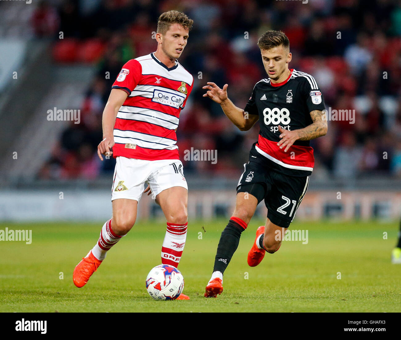 Doncaster Rovers' Jordanie Houghton (à gauche) et Nottingham Forest's Jamie Paterson au cours du premier match de la Sky Bet EFL Cup au stade Keepmoat, Doncaster. Banque D'Images