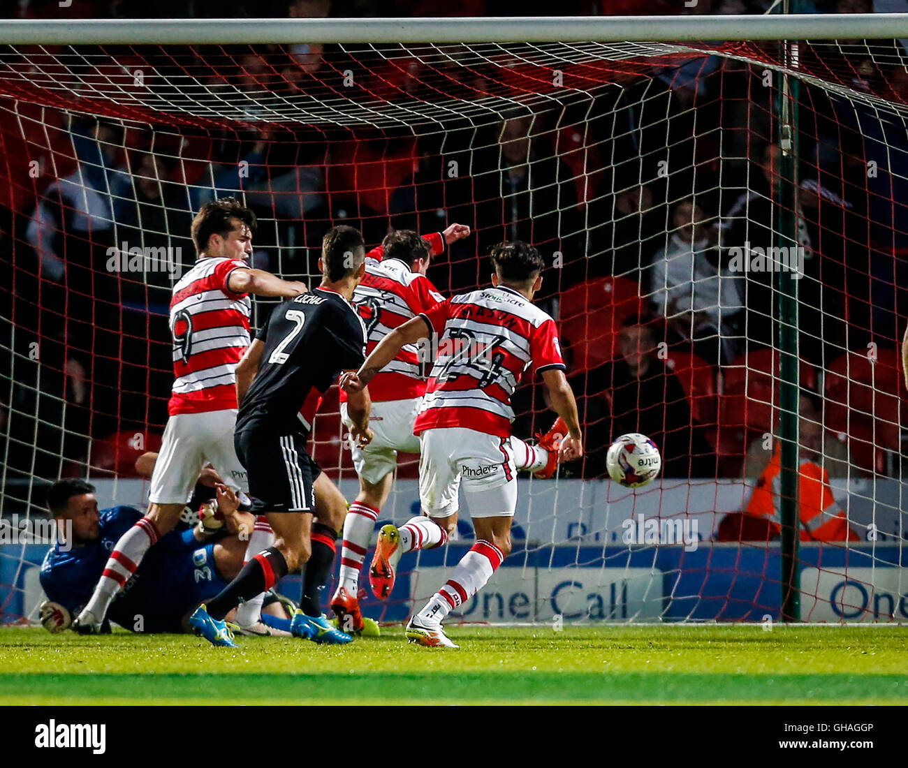 Doncaster Rovers' Liam Mandeville marque son premier but de la partie au cours du premier match de la Sky Bet EFL tasse à la stade Keepmoat, Doncaster. Banque D'Images